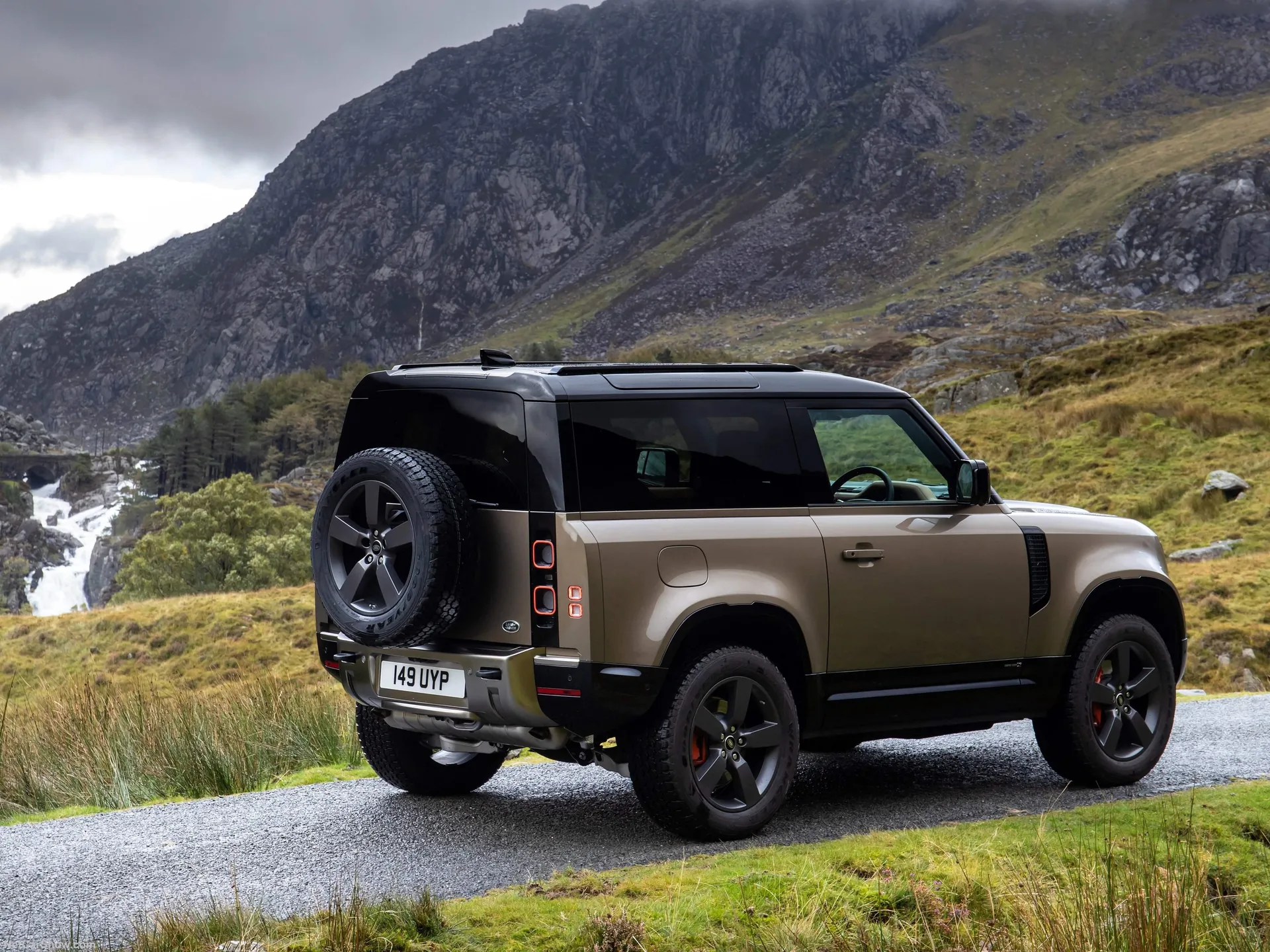 Land Rover Defender 90 (2021) – zadní tříčtvrteční pohled