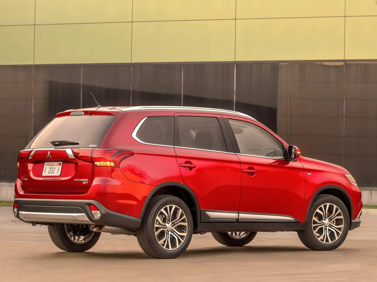 Mitsubishi Outlander (2016) – zadní tříčtvrteční pohled