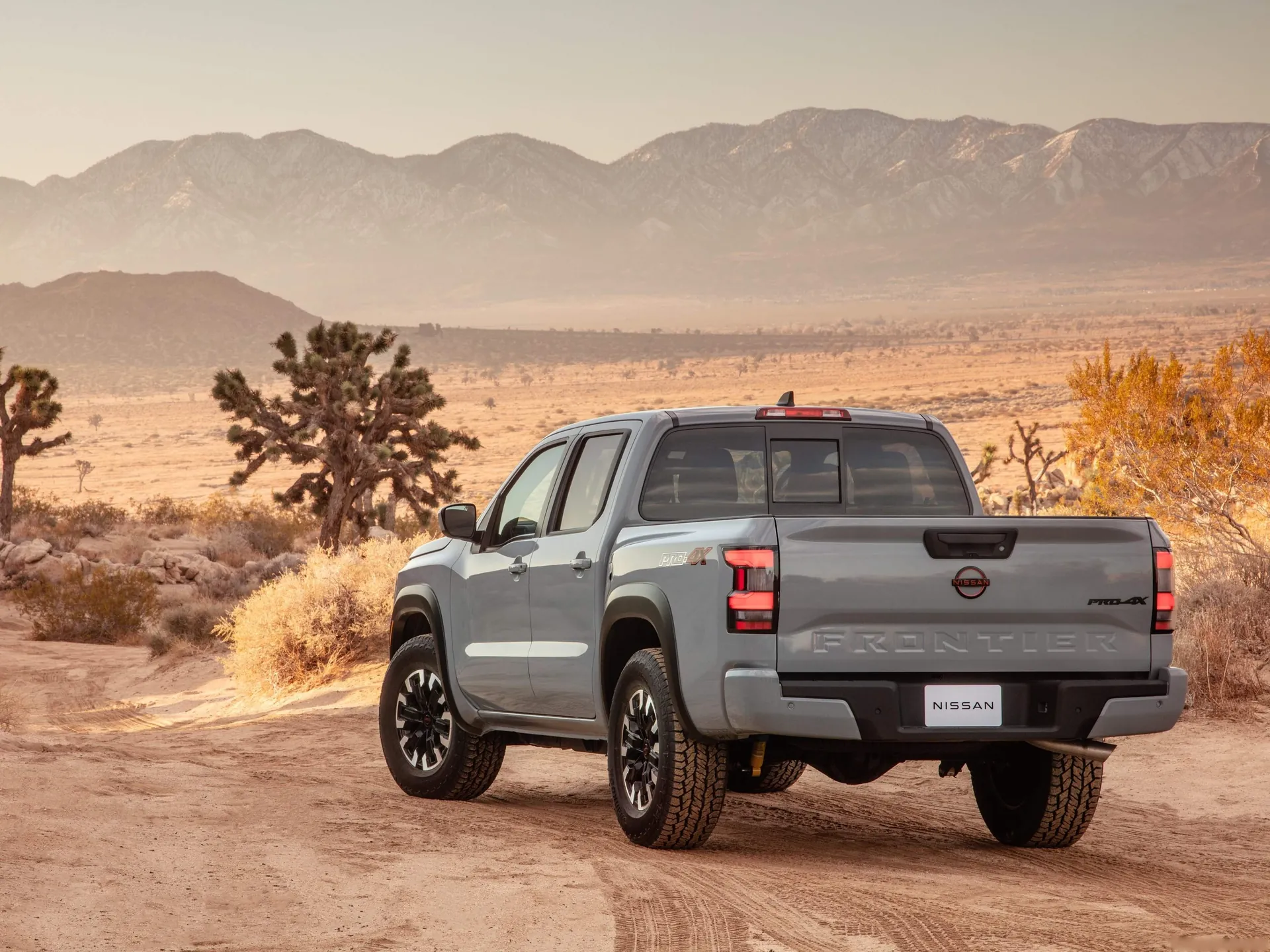 Nissan Frontier (2022) – zadní tříčtvrteční pohled