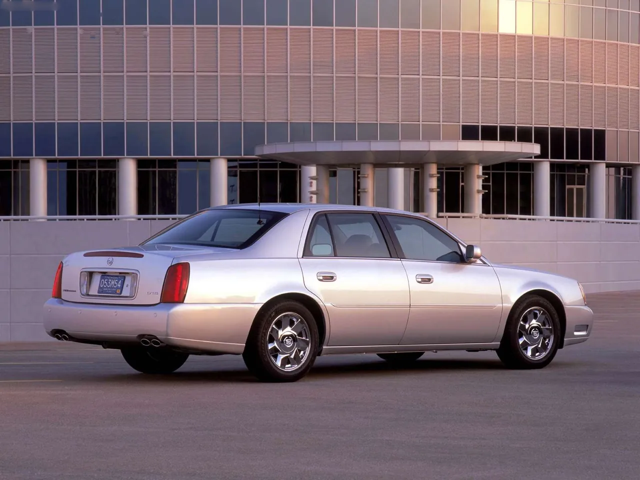 Cadillac DeVille (2002) – zadní tříčtvrteční pohled