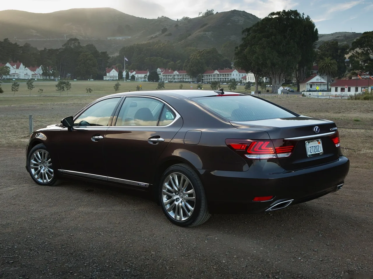 Lexus LS 600h L (2013) – zadní tříčtvrteční pohled