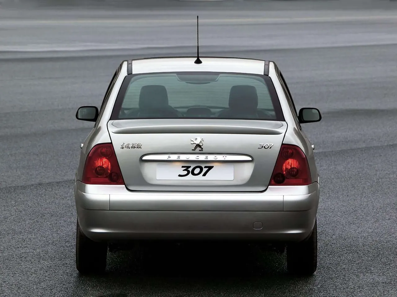 Peugeot 307 Sedan 2.0 (2004) – zezadu