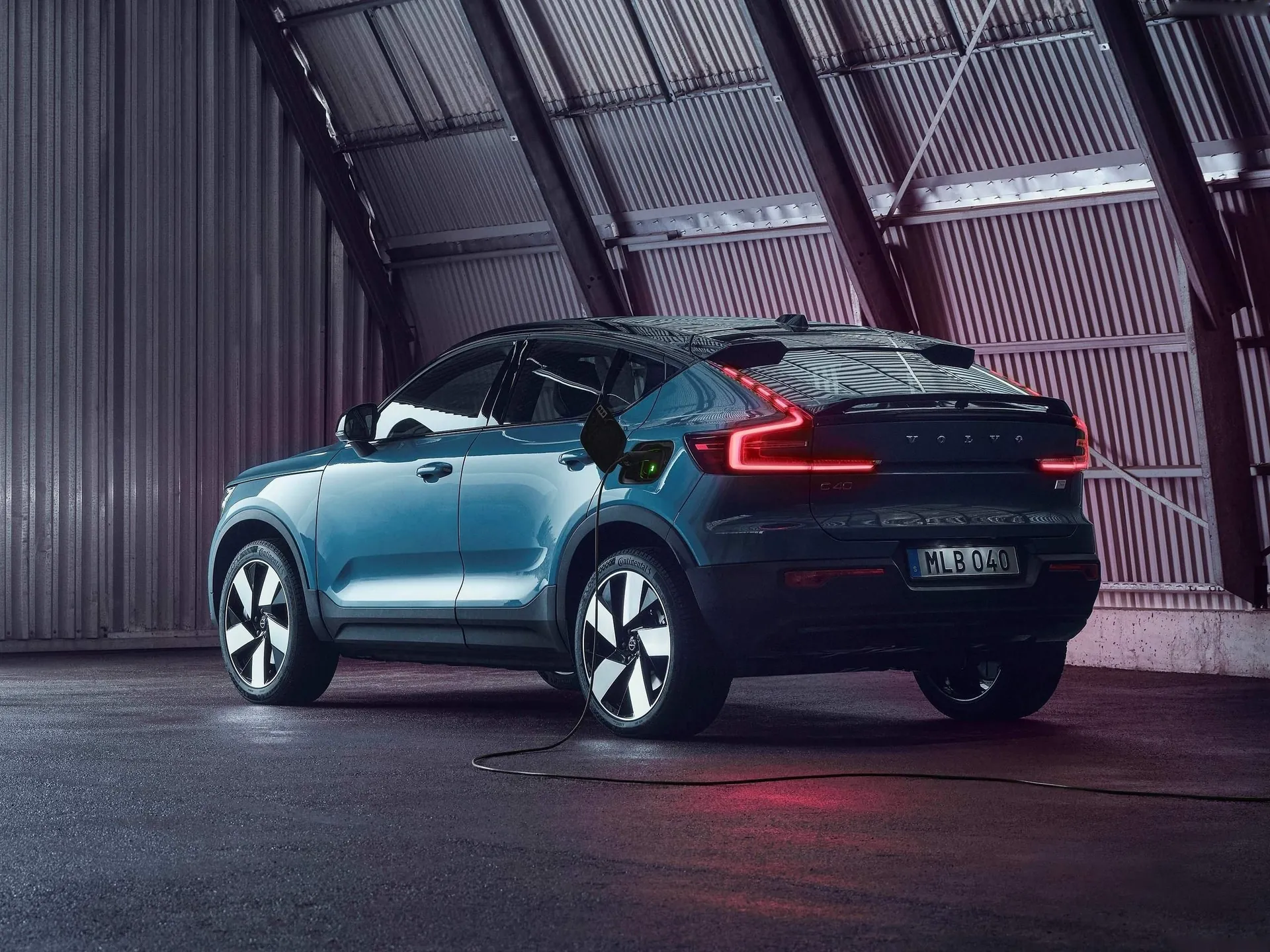Volvo C40 Recharge (2022) – zadní tříčtvrteční pohled