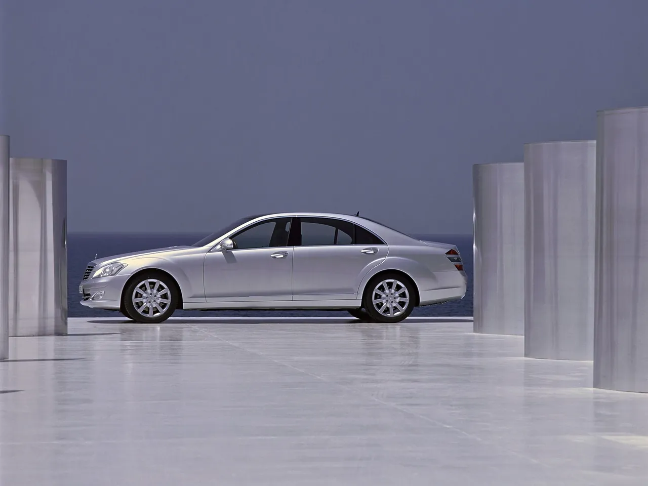 Mercedes-Benz S-Class (2006) - Side Profile