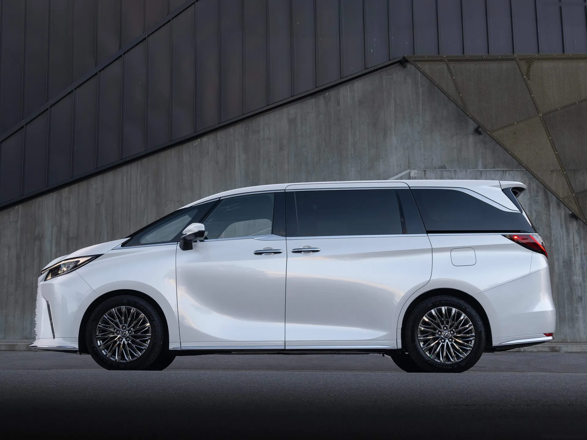 Lexus LM (2024) – boční profil
