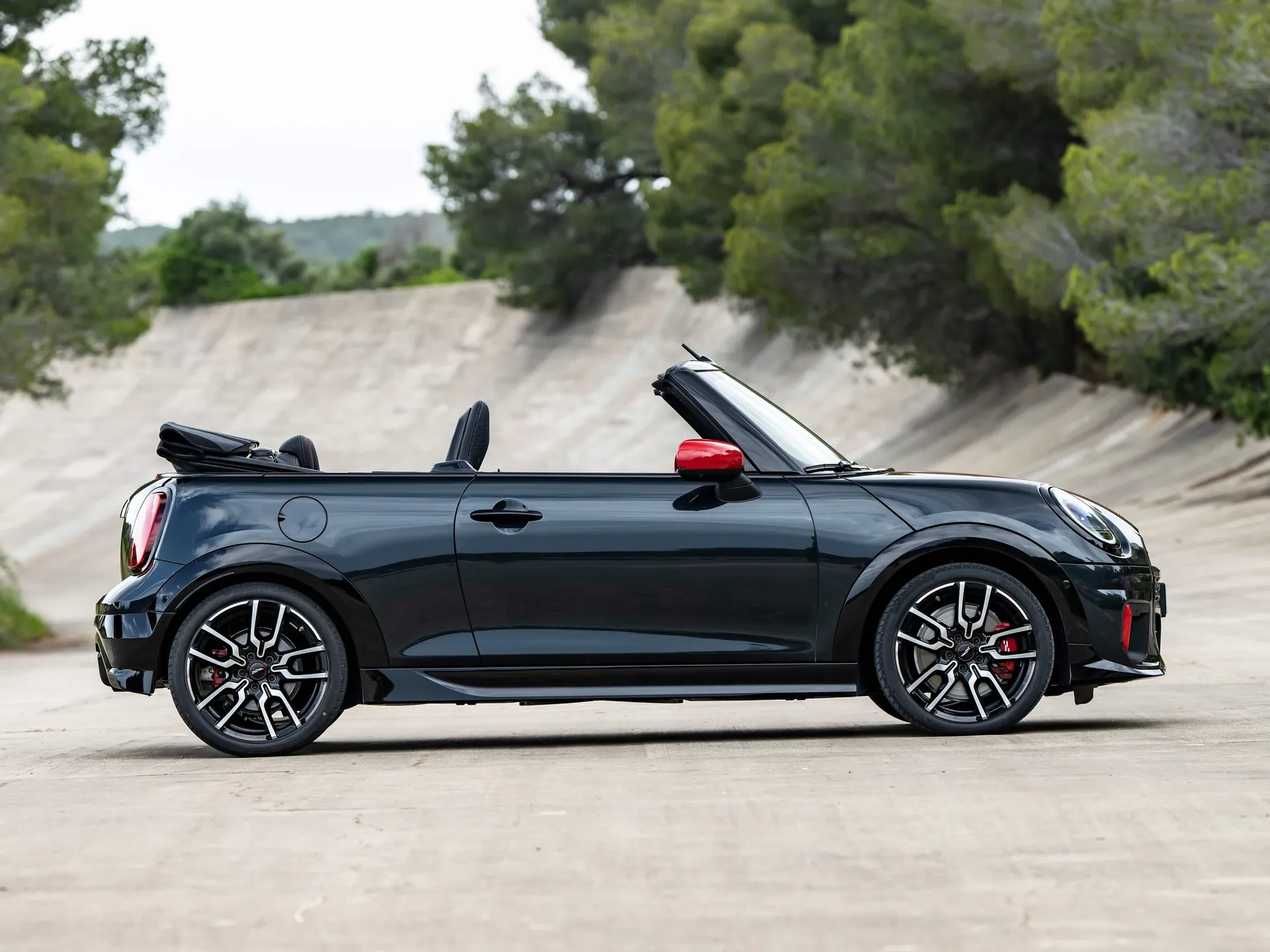 Mini John Cooper Works Convertible (2025) – boční profil