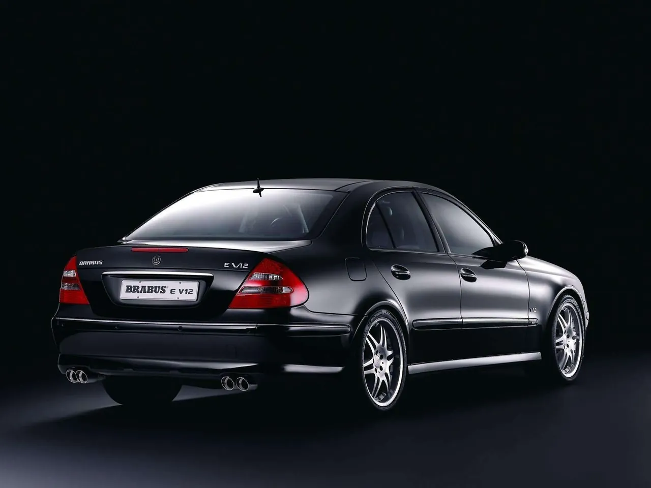 Brabus Mercedes-Benz E V12 Concept (2003) – zadní tříčtvrteční pohled