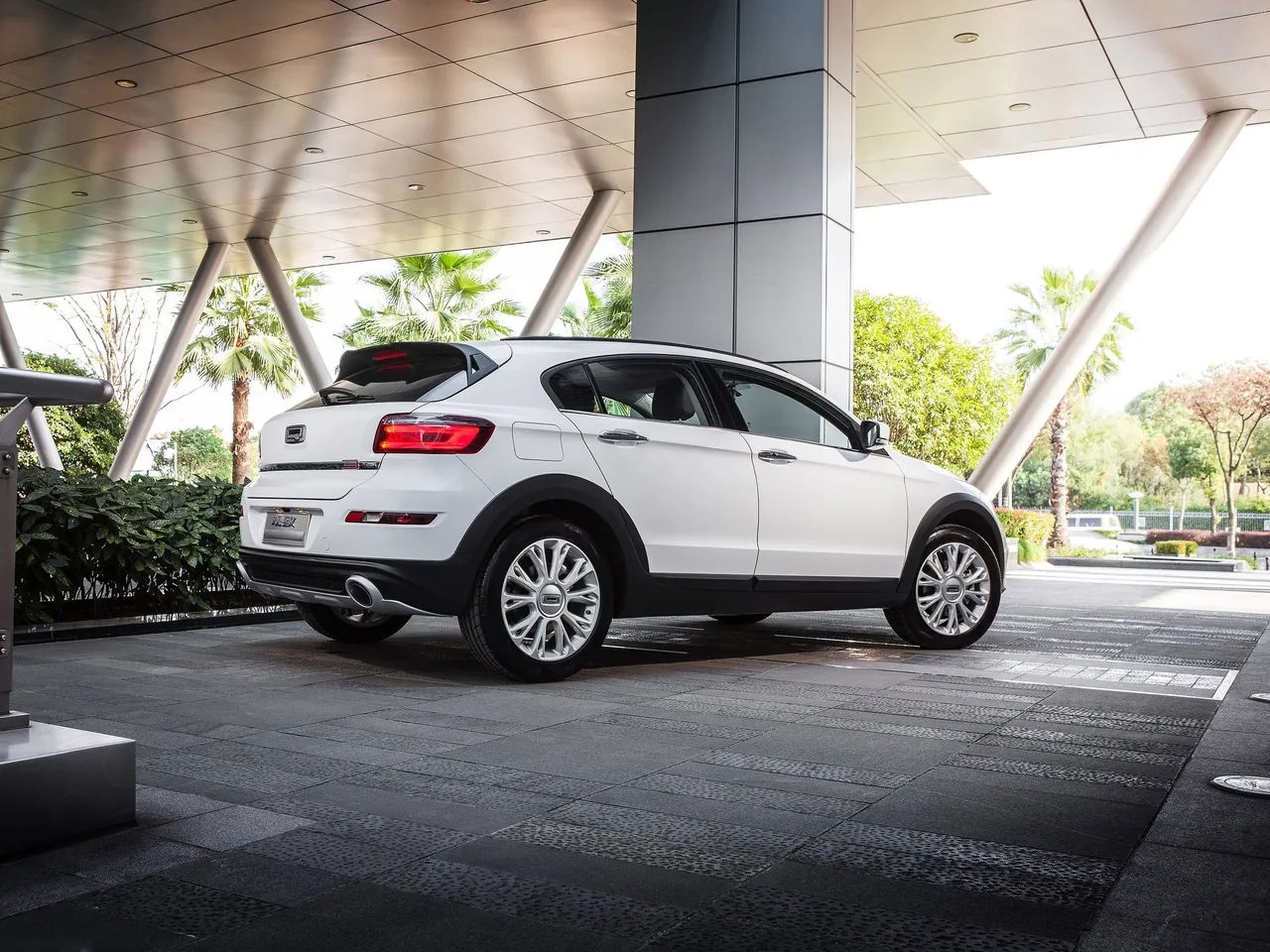Qoros 3 City SUV 1.6T (2015) – zadní tříčtvrteční pohled