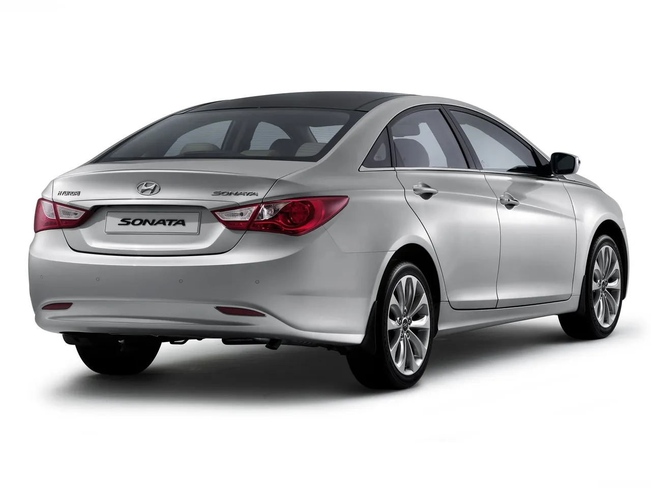 Hyundai Sonata (2011) – zadní tříčtvrteční pohled