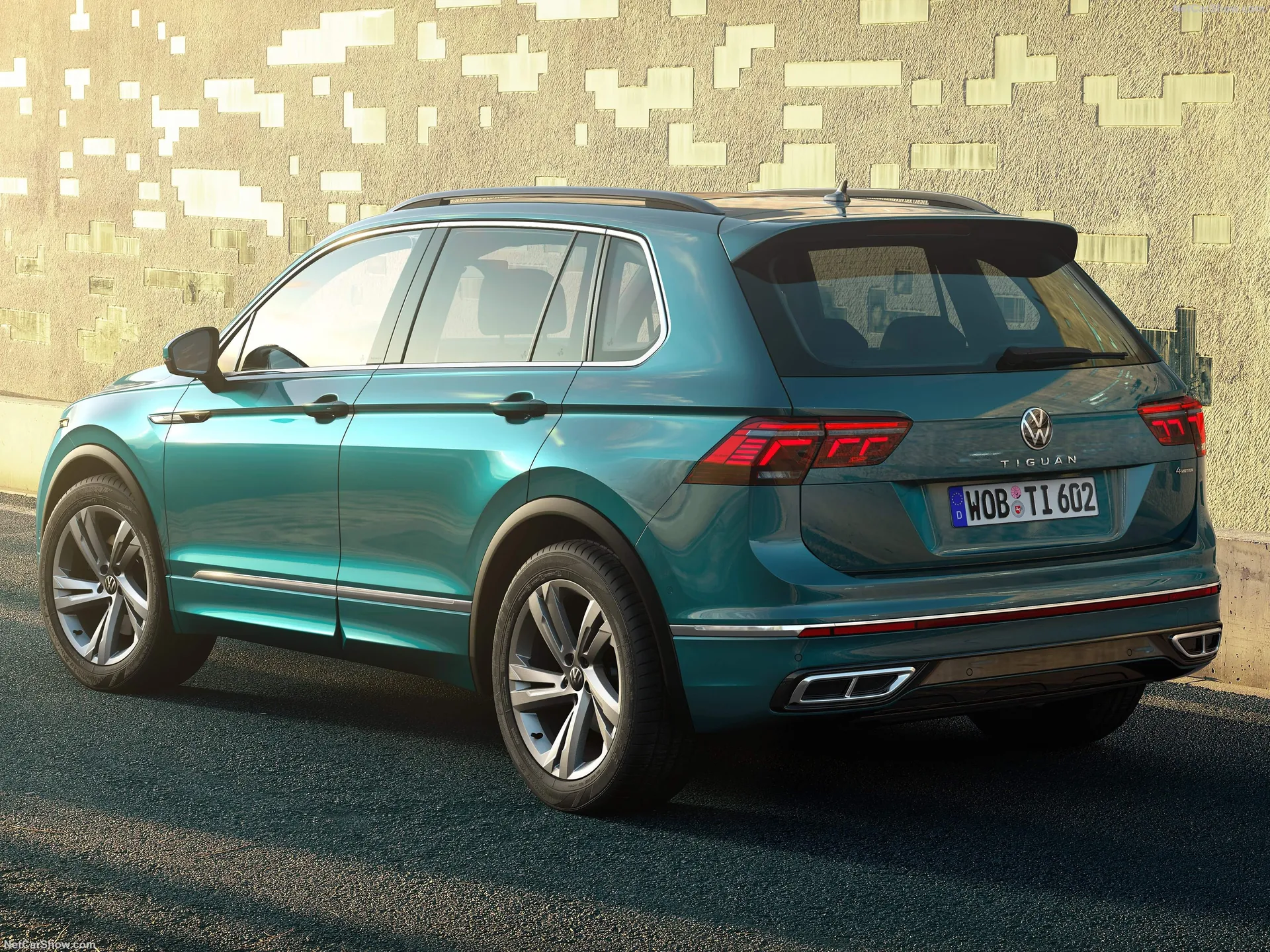 Volkswagen Tiguan (2021) - Rear Three-Quarter