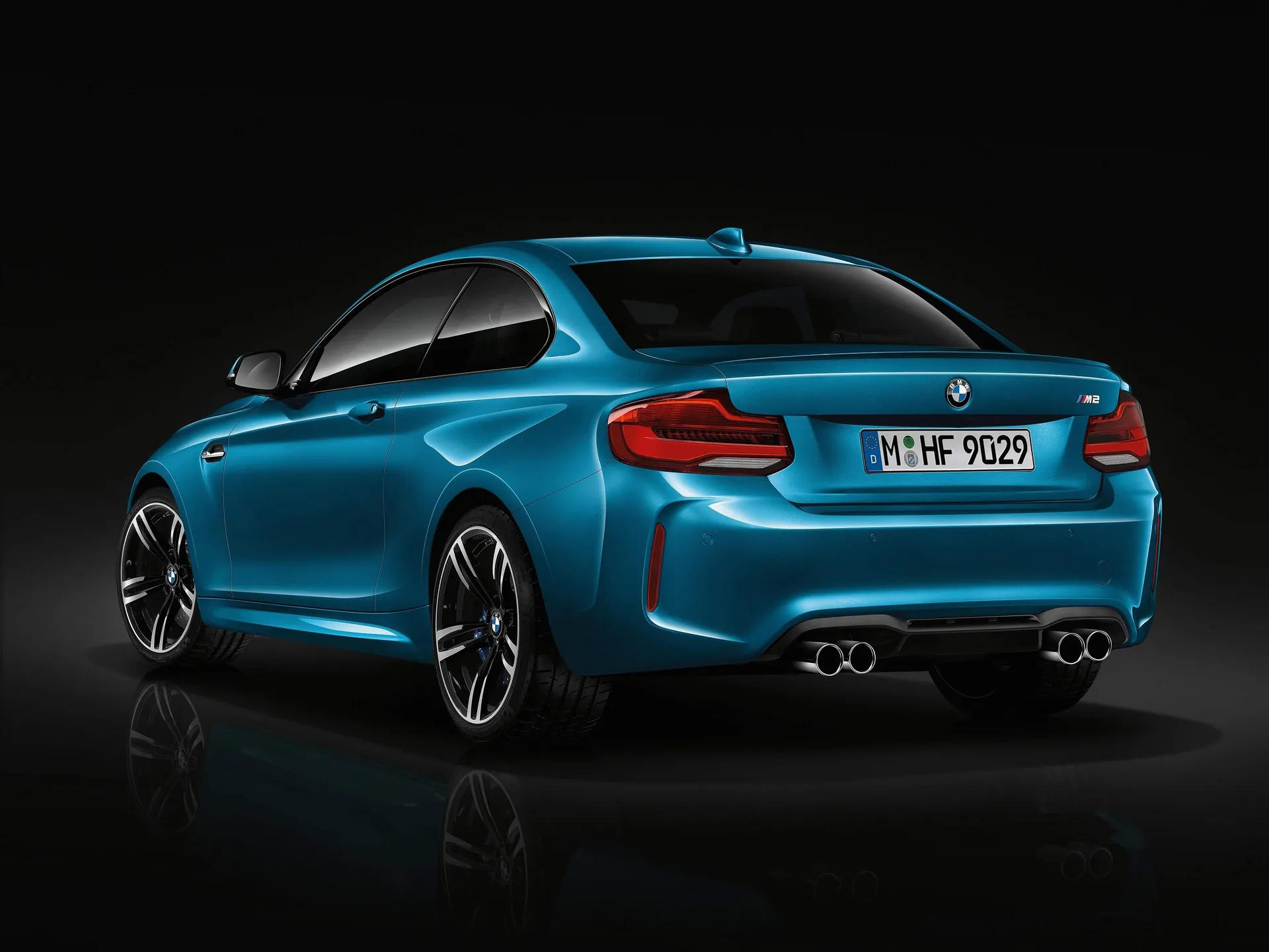 BMW M2 Coupe (2018) – zadní tříčtvrteční pohled