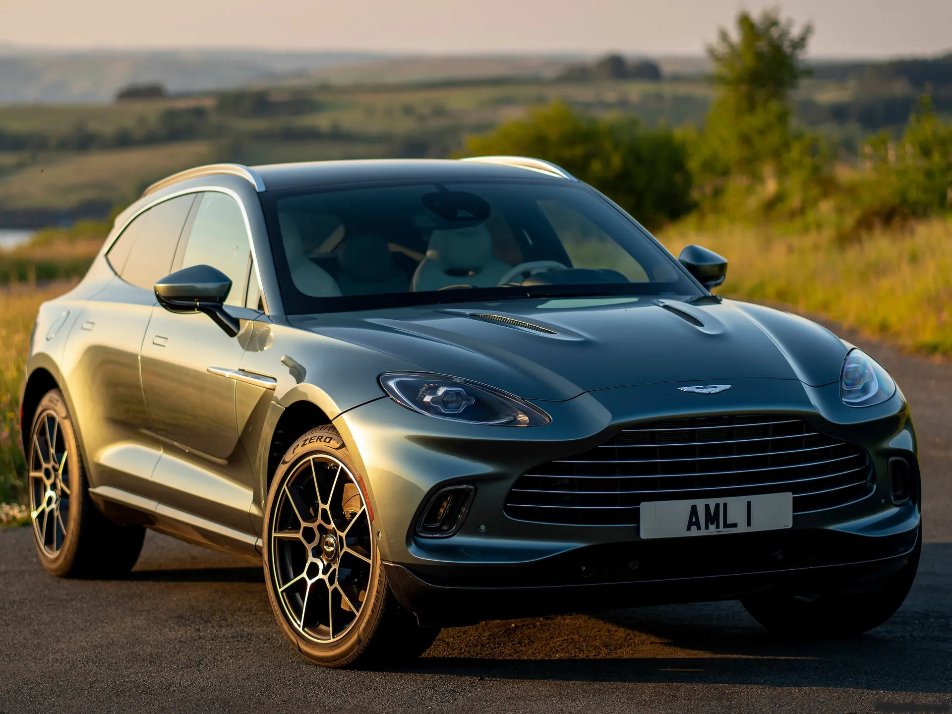 Aston Martin DBX Stirling Green (2021)