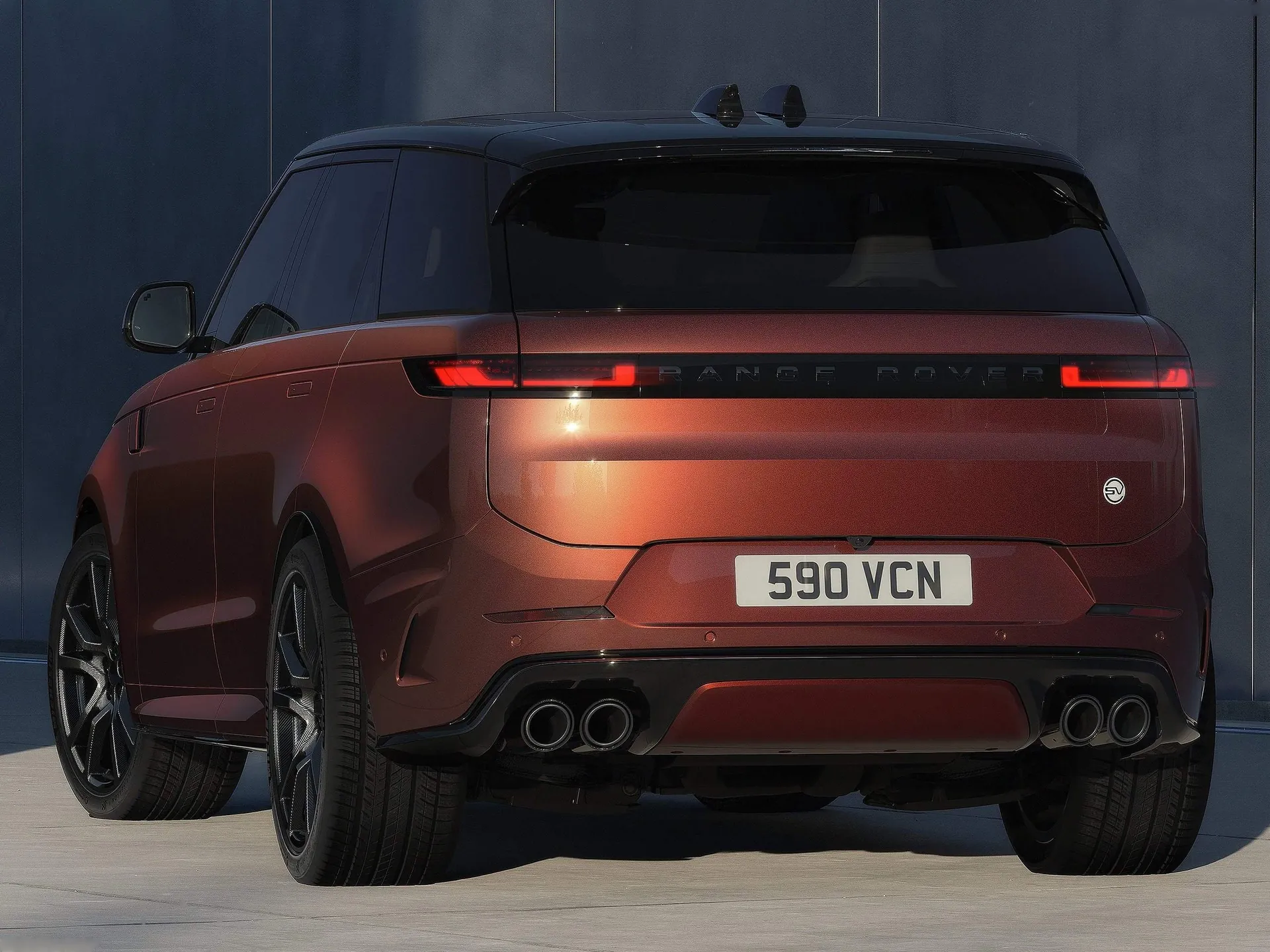 Land Rover Range Rover Sport SV Carbon (2026) – zadní tříčtvrteční pohled