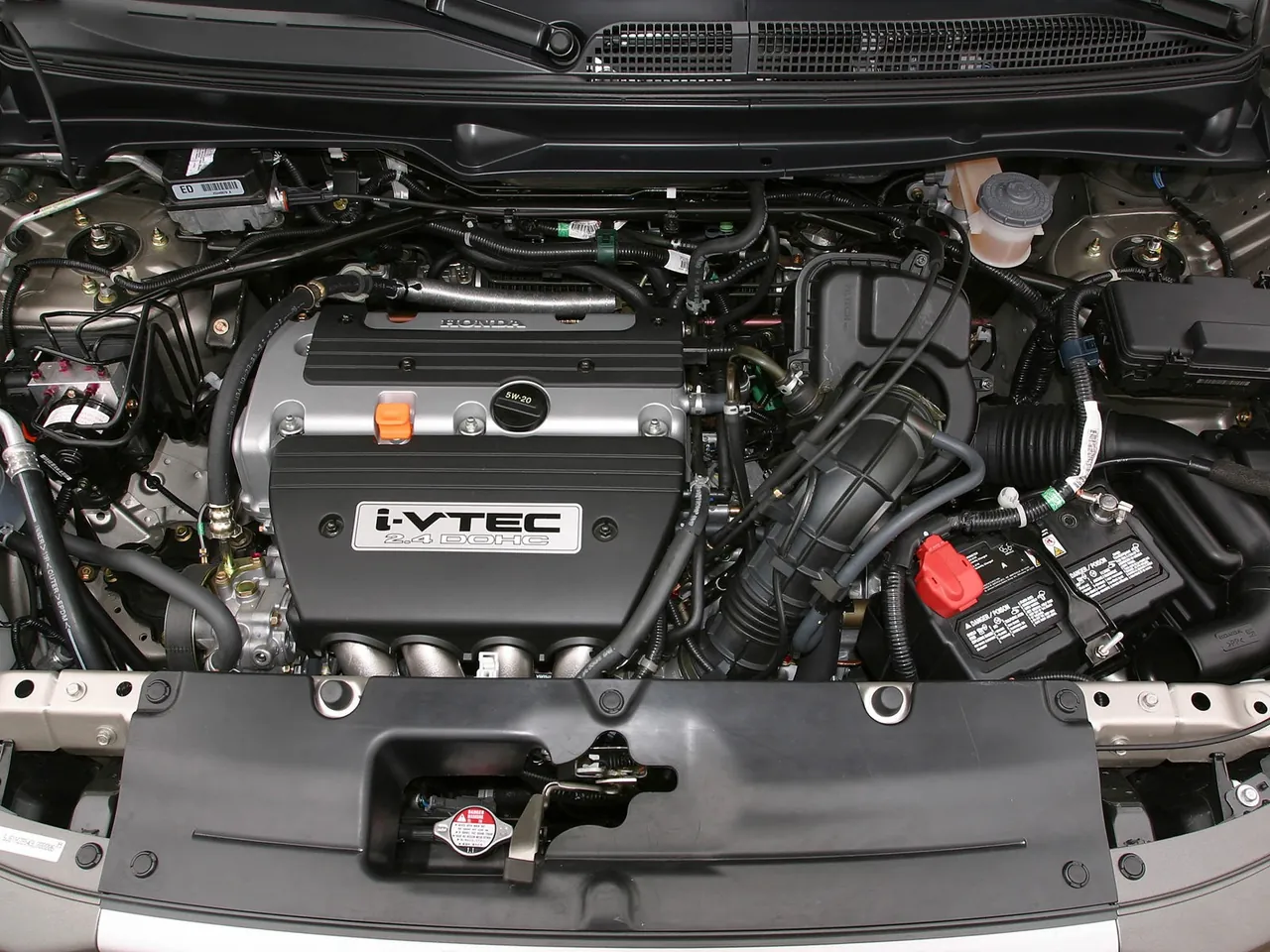 Honda Element EX (2003) – motorový prostor