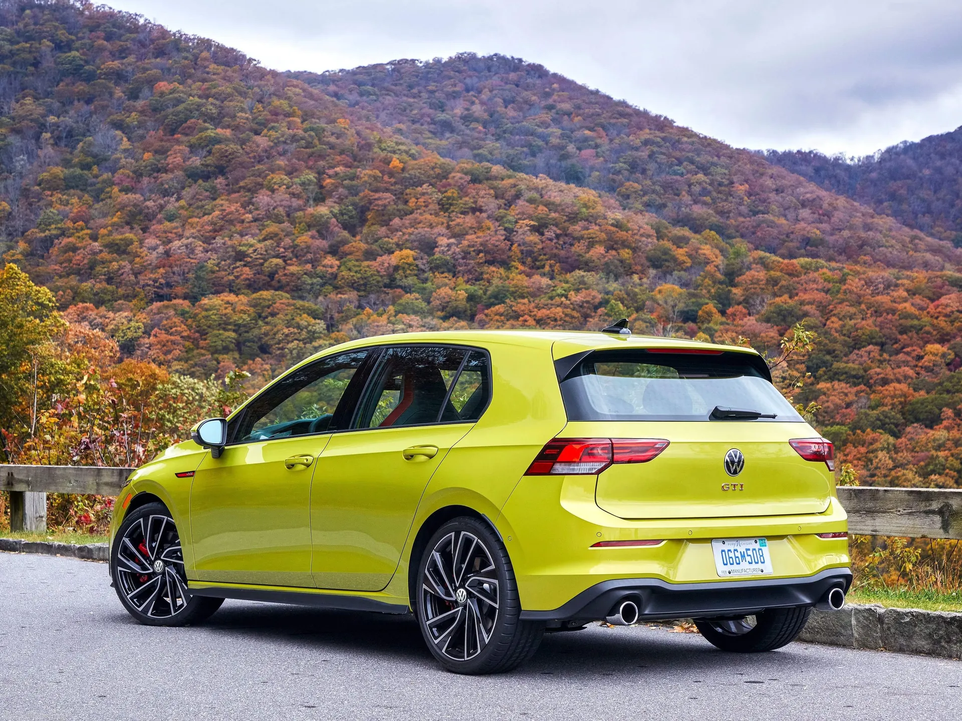 Volkswagen Golf GTI [US] (2022) – zadní tříčtvrteční pohled