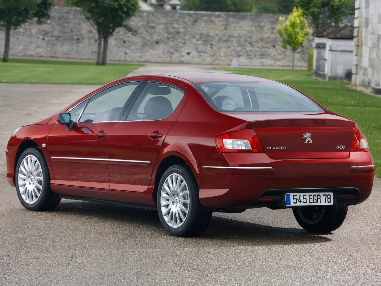 Peugeot 407 (2009) – zadní tříčtvrteční pohled