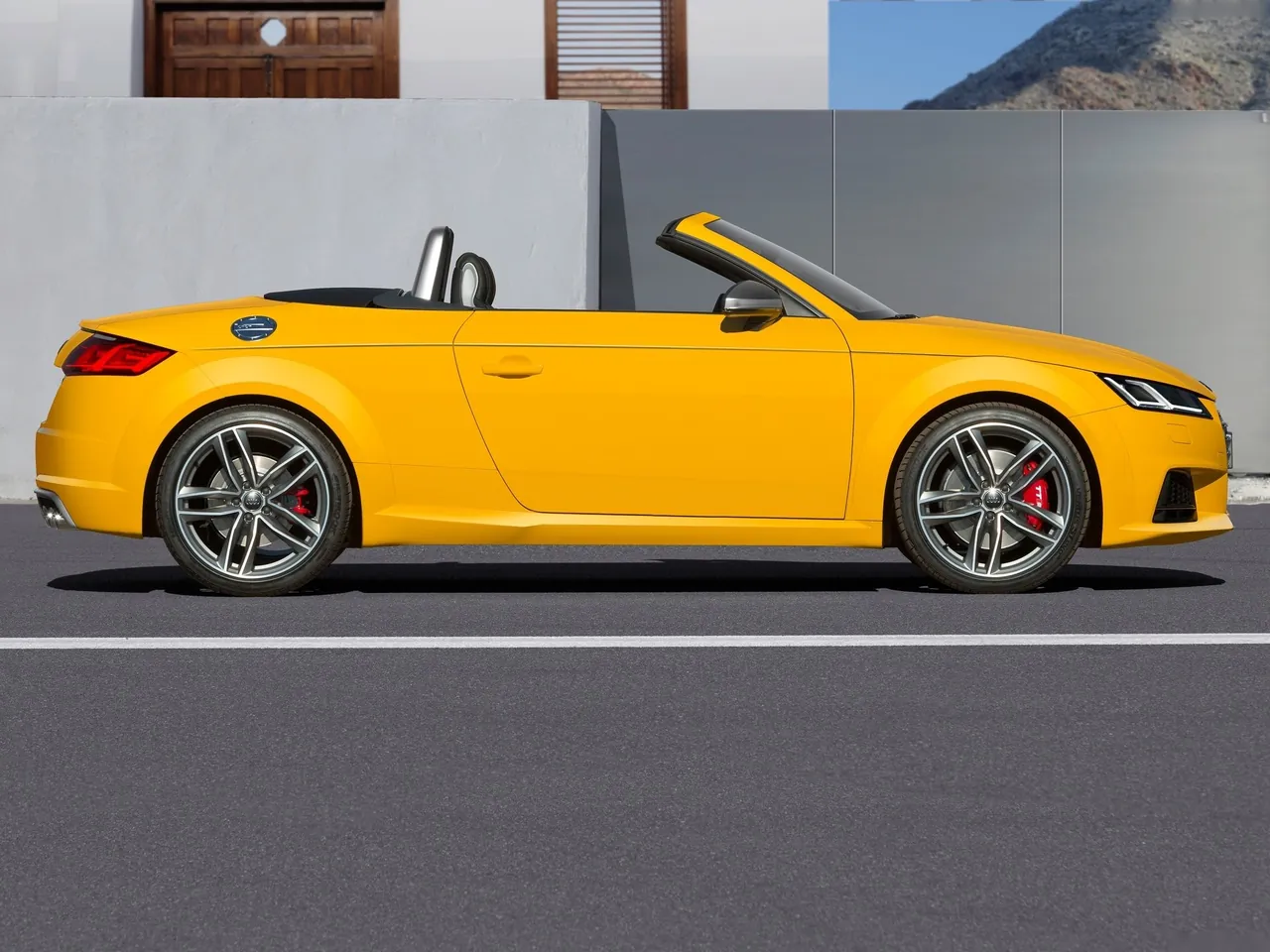 Audi TTS Roadster (2015) – boční profil