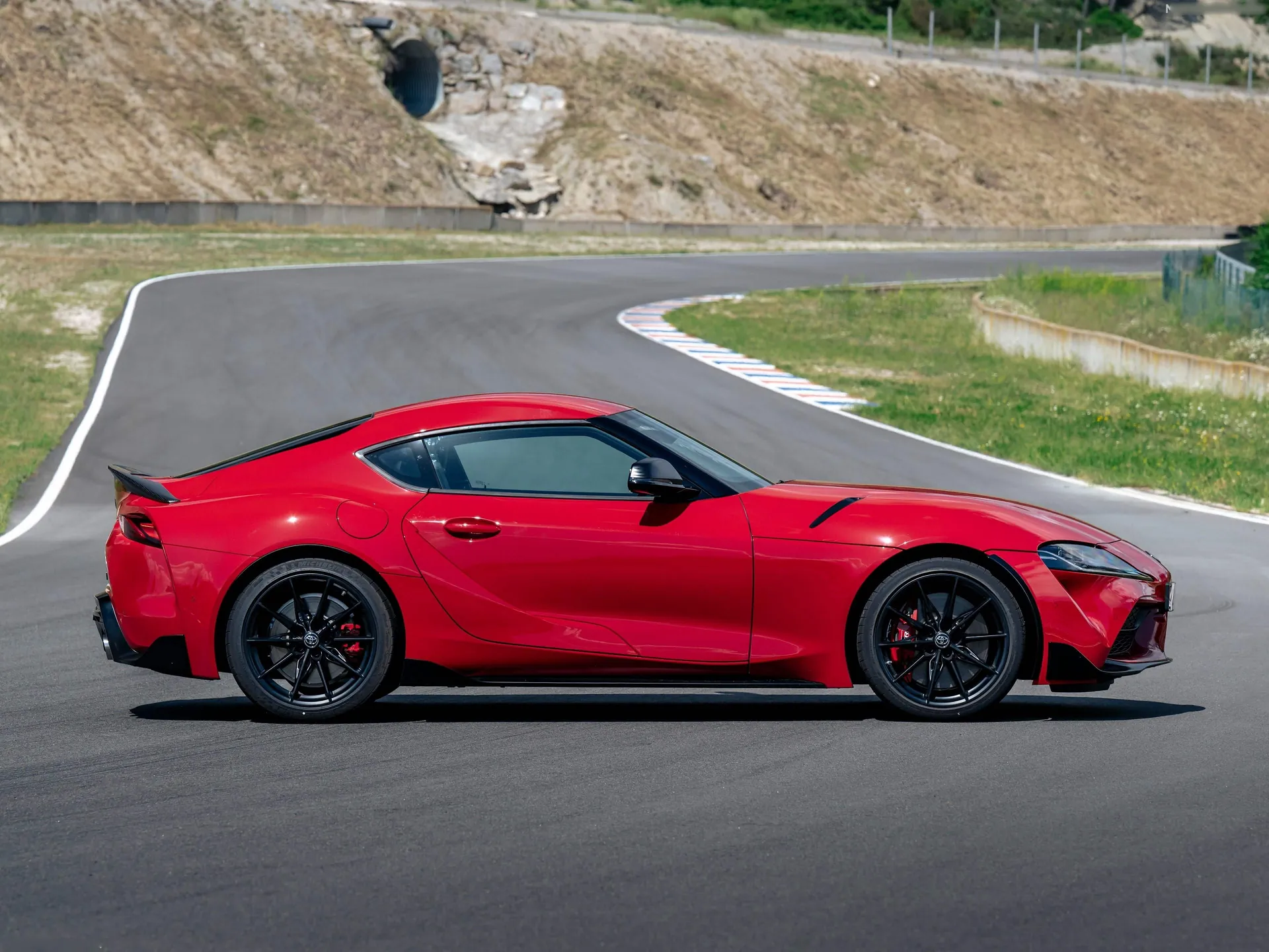 Toyota GR Supra Lightweight EVO (2026) – boční profil