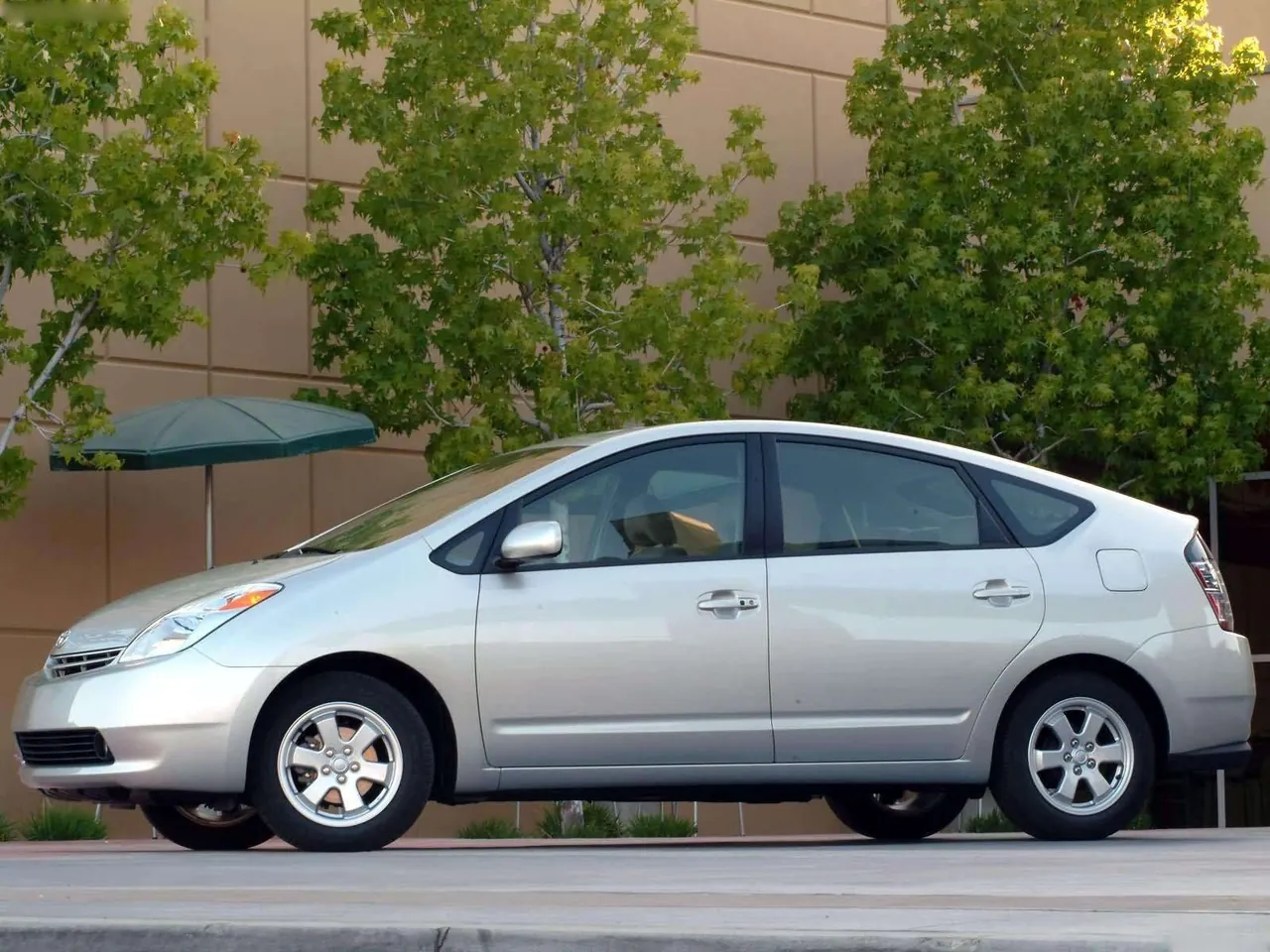Toyota Prius (2004) - Side Profile