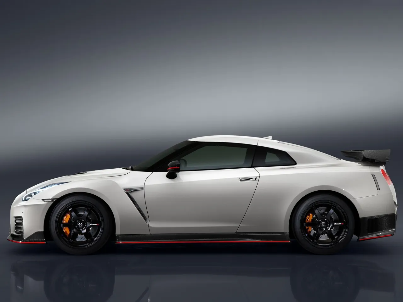 Nissan GT-R Nismo (2017) – boční profil