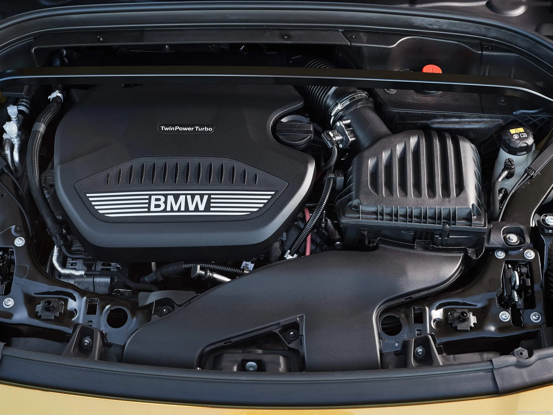 BMW X2 (2019) – motorový prostor
