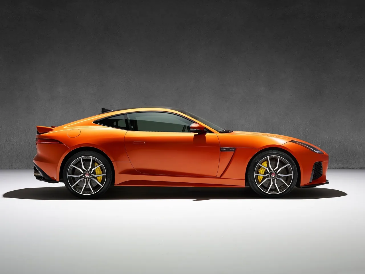 Jaguar F-Type SVR Coupe (2017) – boční profil