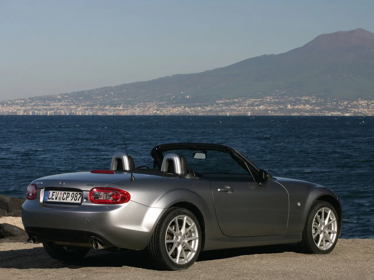 Mazda MX-5 (2009) – zadní tříčtvrteční pohled