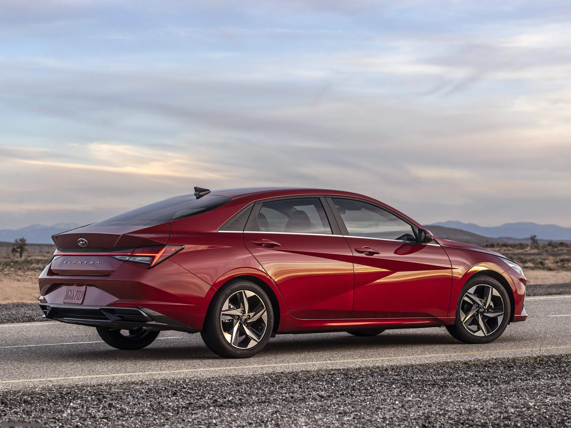 Hyundai Elantra (2021) – zadní tříčtvrteční pohled