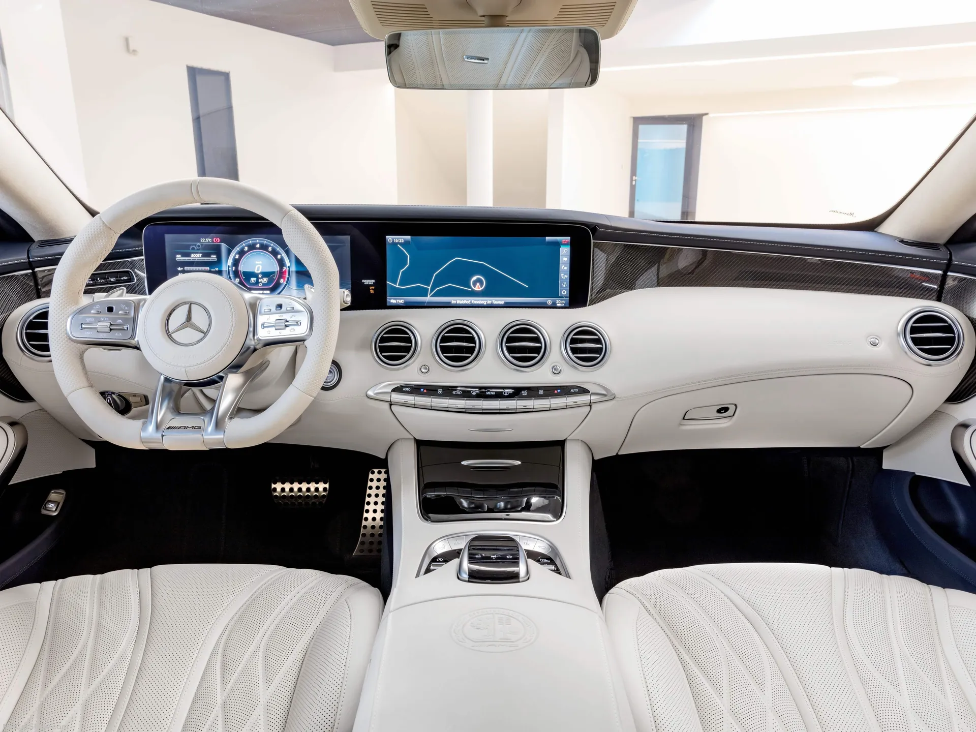 Mercedes-Benz S63 AMG Coupe (2018) – interiér