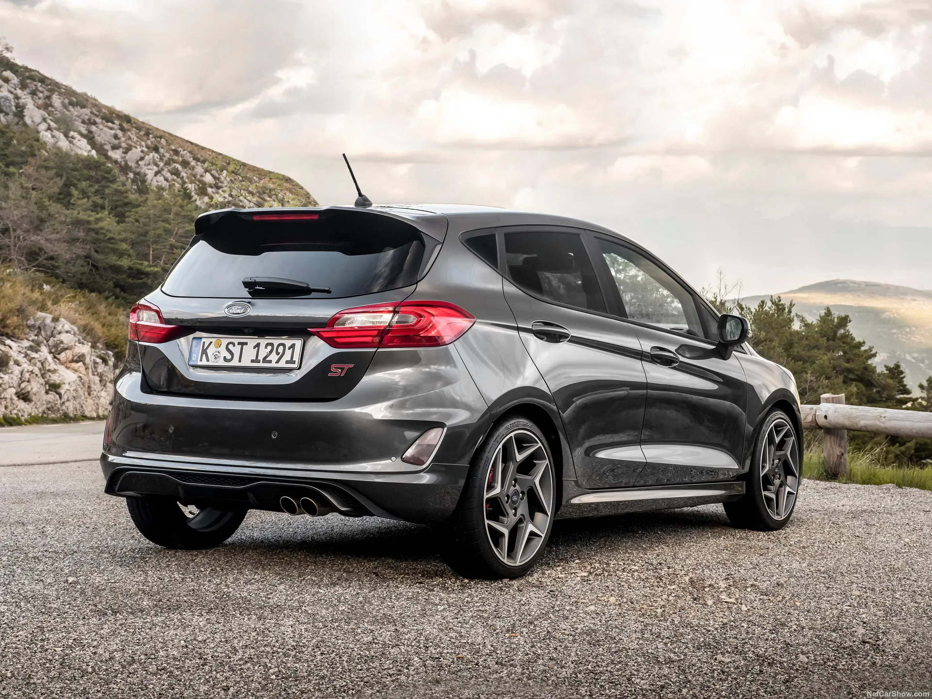 Ford Fiesta ST (2018) – zadní tříčtvrteční pohled