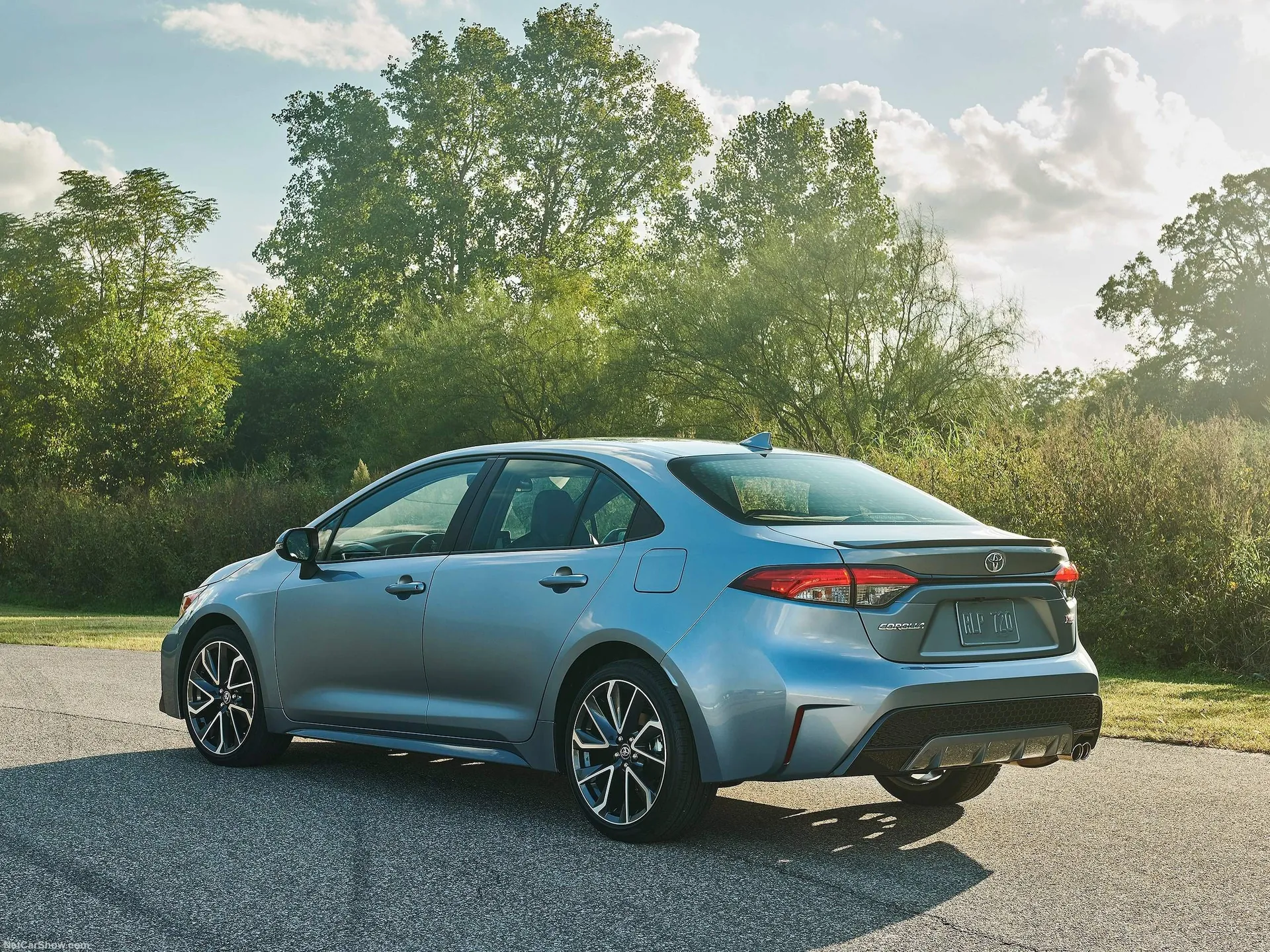 Toyota Corolla Sedan (2020) – zadní tříčtvrteční pohled