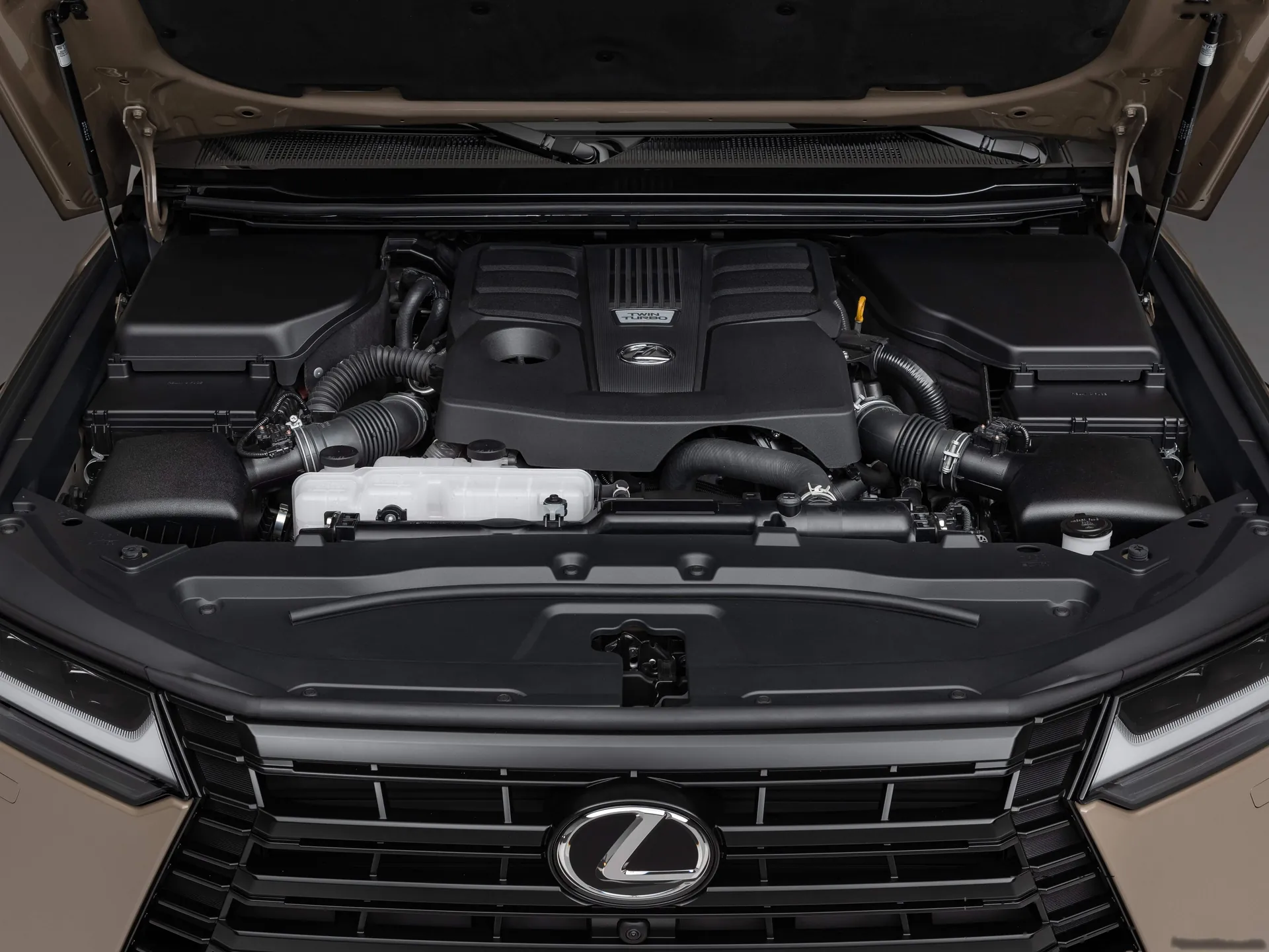 Lexus GX (2024) – motorový prostor