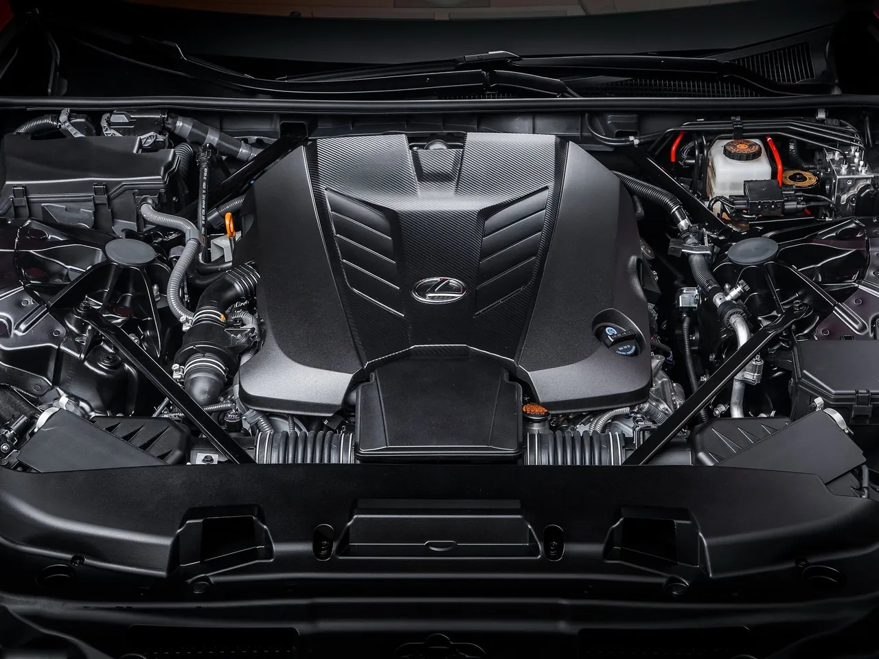 Lexus LC 500 (2017) – motorový prostor