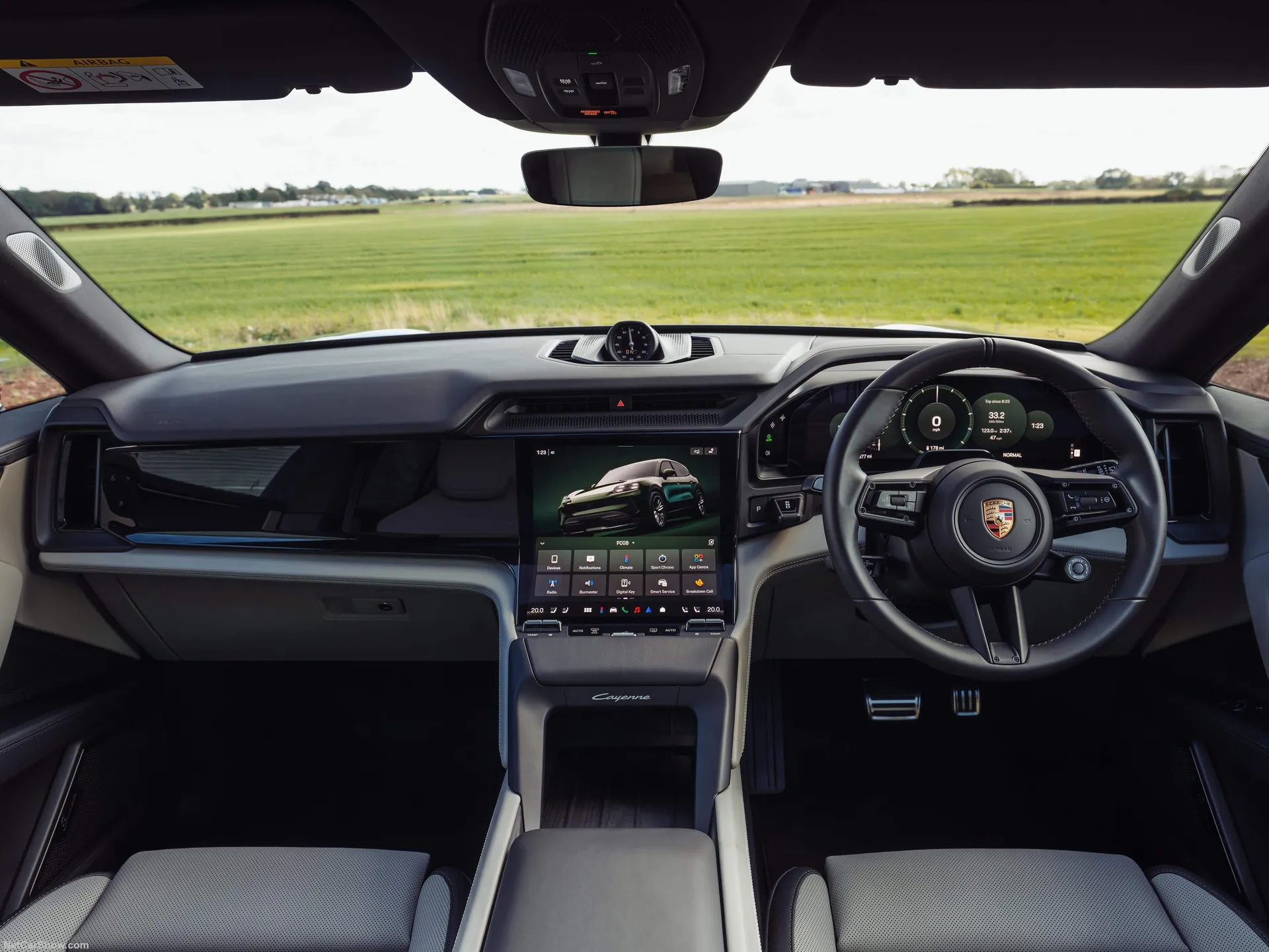 Porsche Cayenne S Electric [UK] (2027) – interiér
