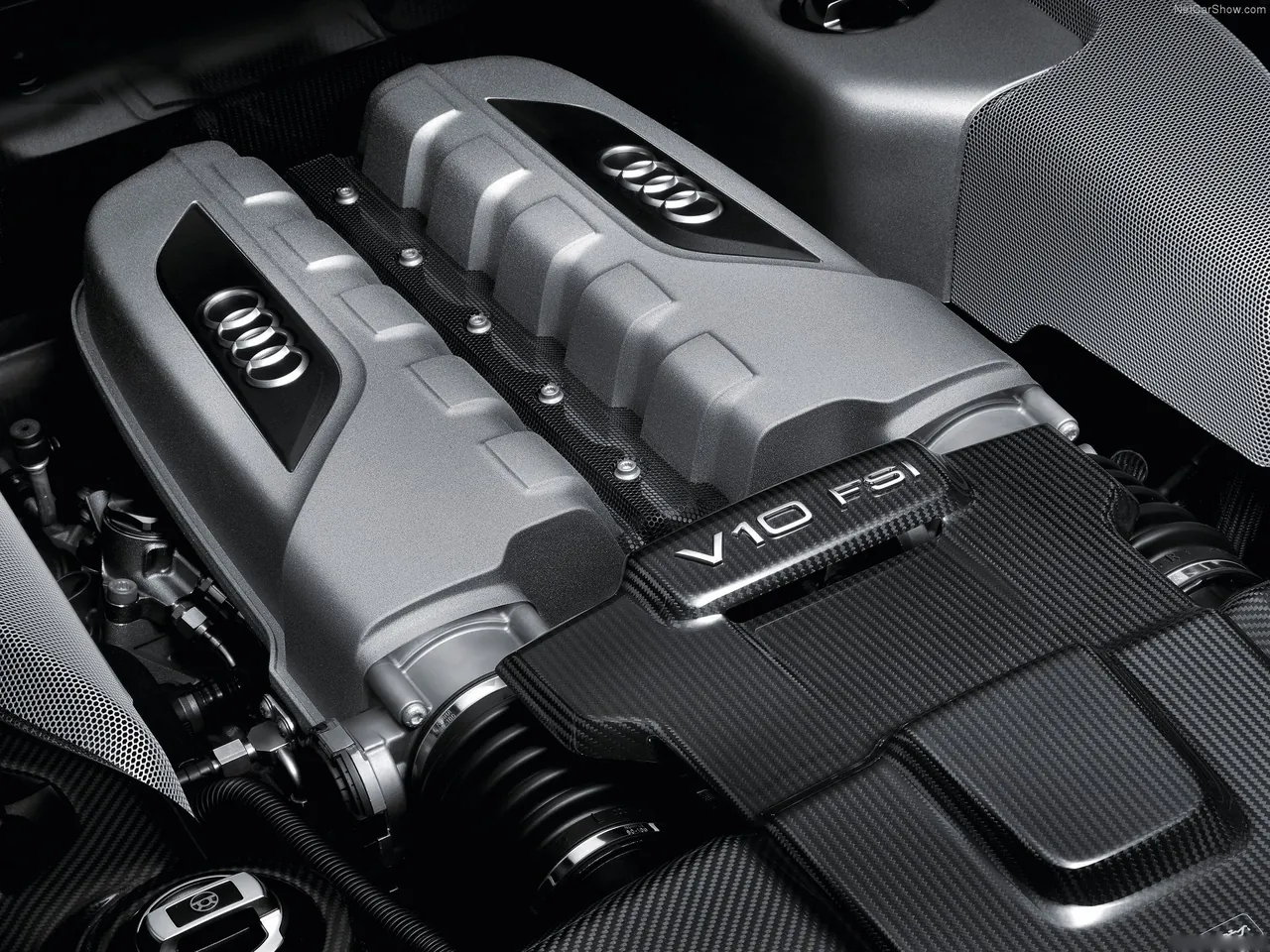 Audi R8 V10 plus (2013) – motorový prostor