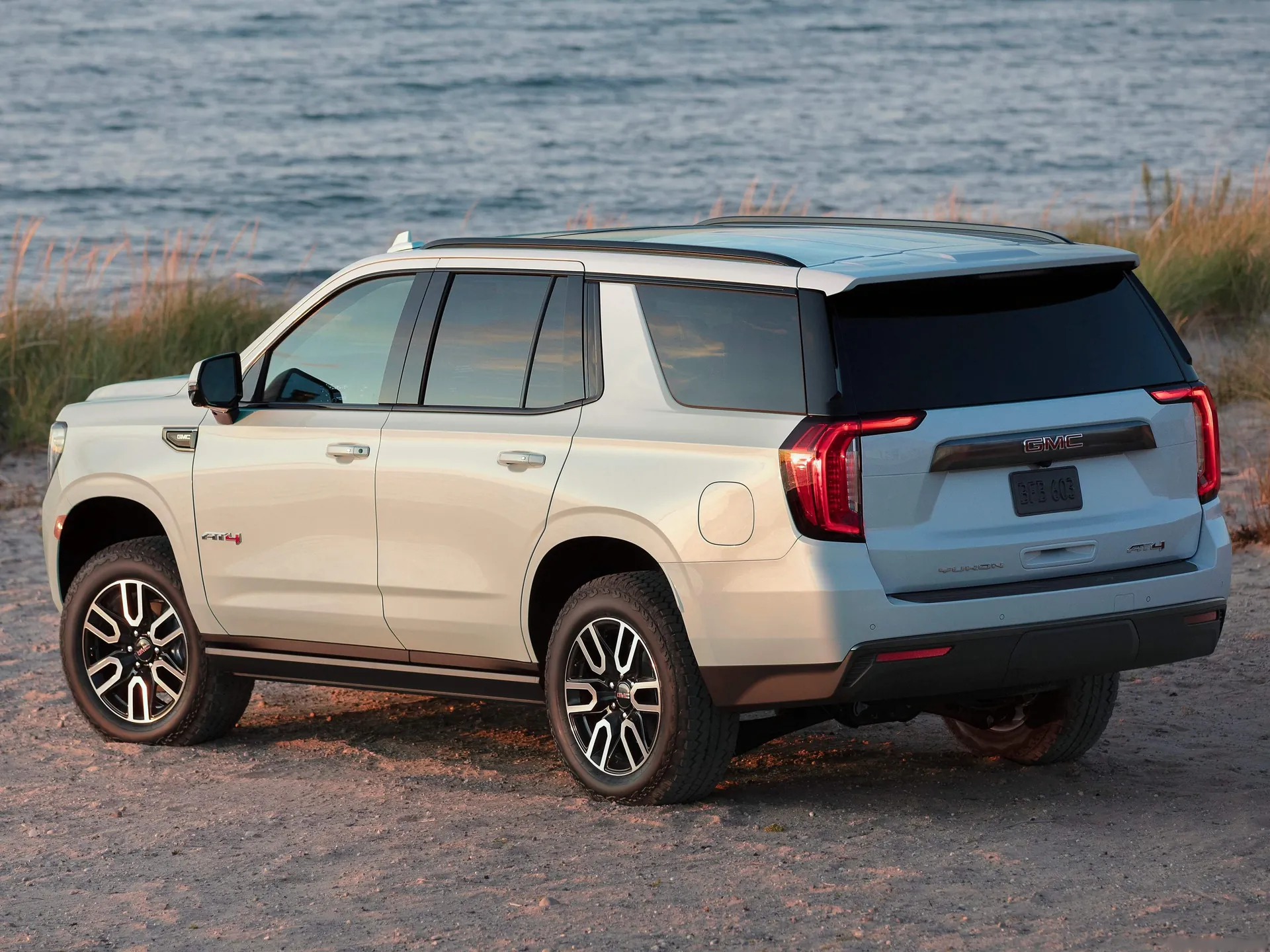 GMC Yukon AT4 (2021) – zadní tříčtvrteční pohled