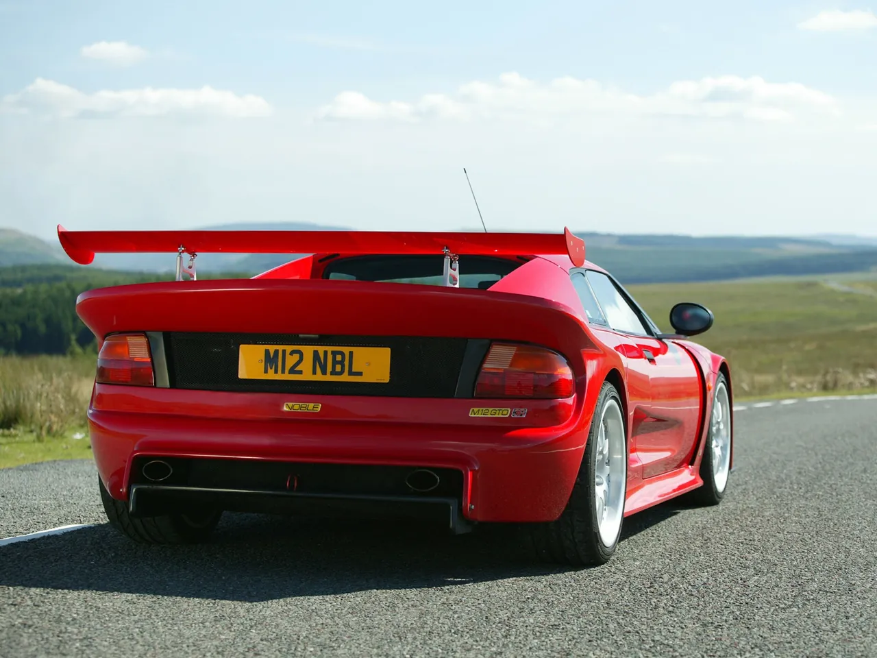 Noble M12 GTO 3R (2003) – zadní tříčtvrteční pohled