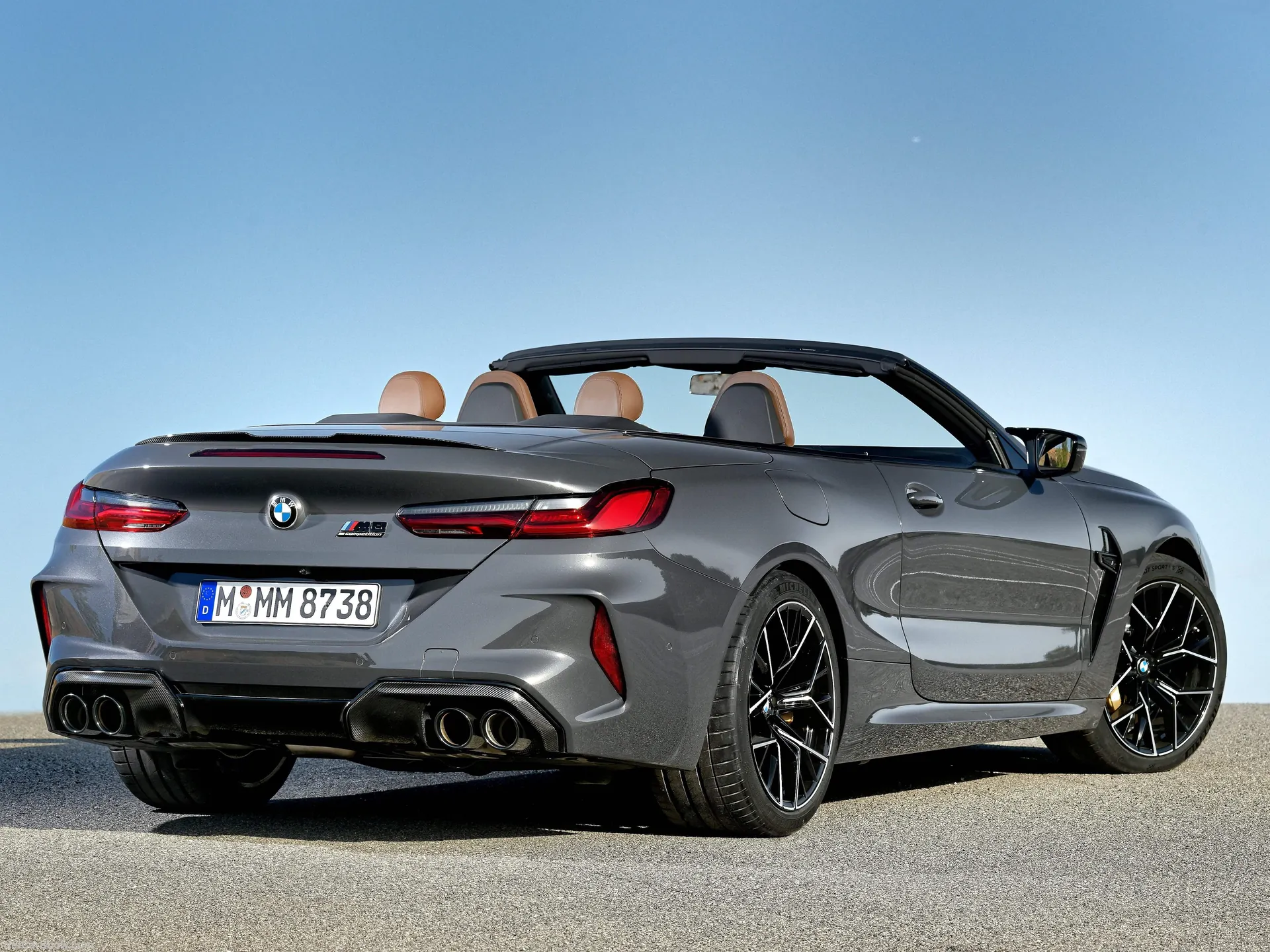 BMW M8 Competition Convertible (2020) – zadní tříčtvrteční pohled