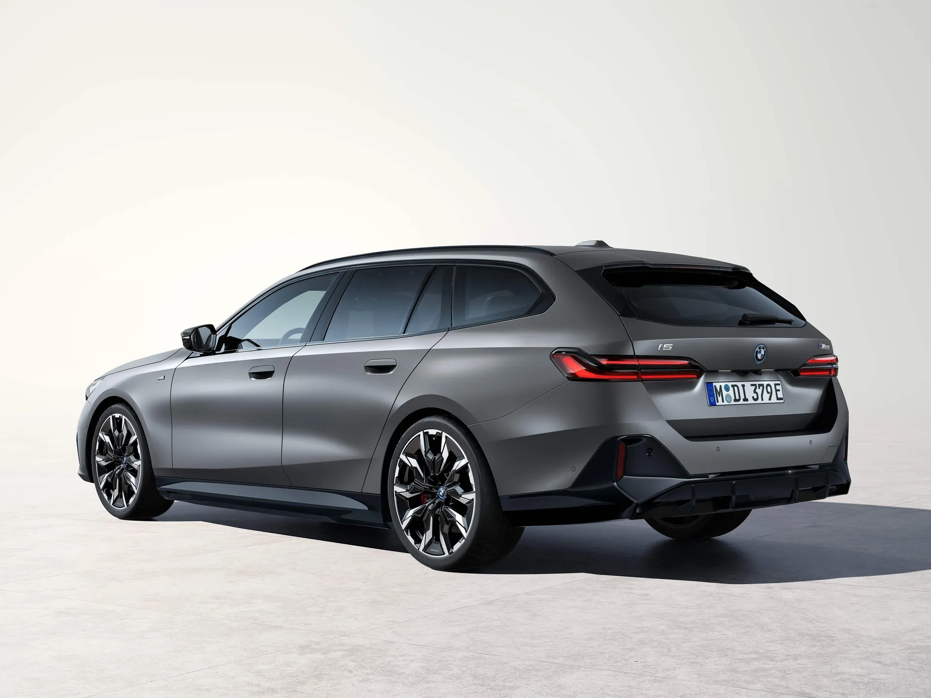 BMW i5 M60 Touring (2025) – zadní tříčtvrteční pohled