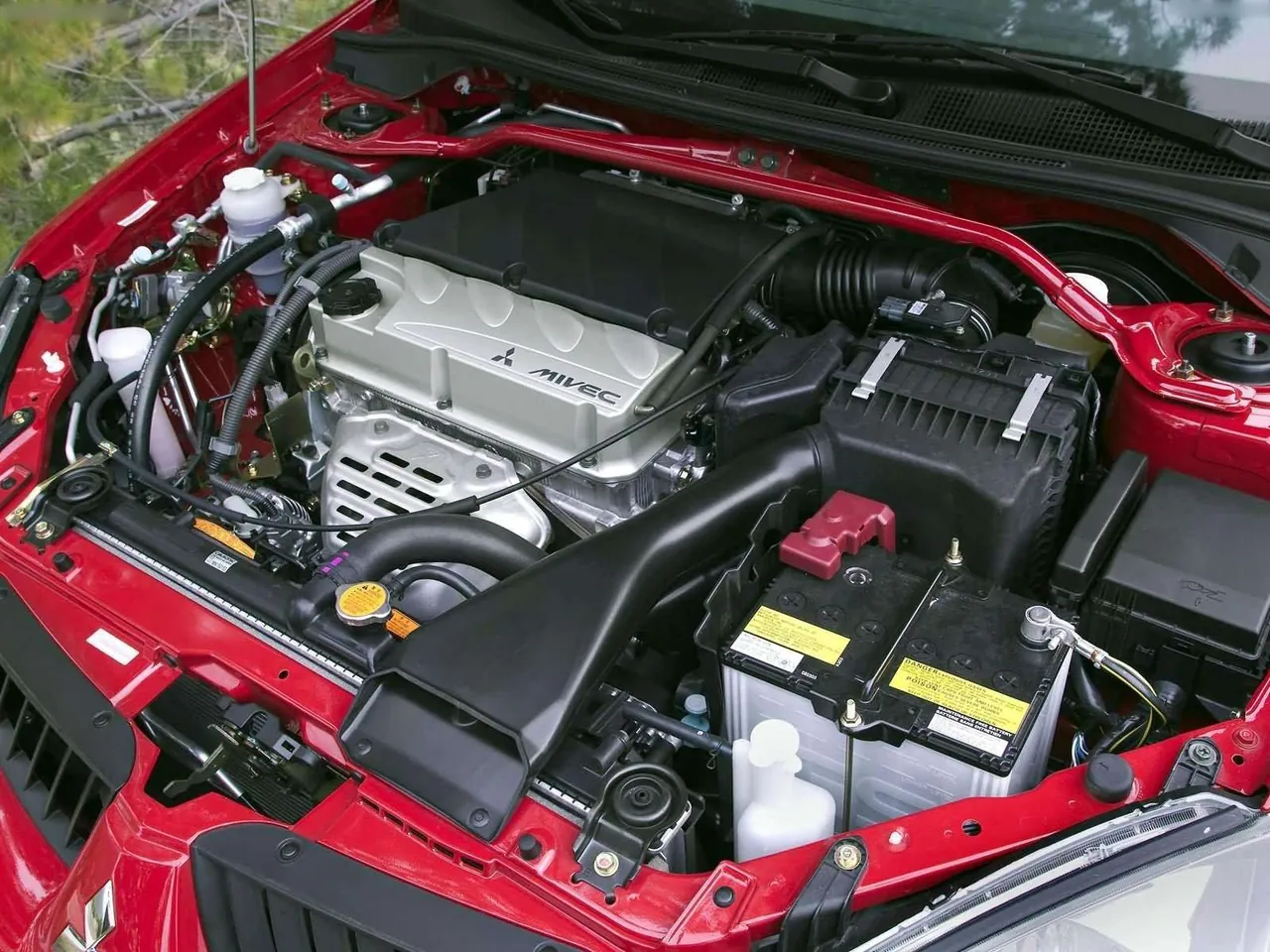 Mitsubishi Lancer Sportback Ralliart (2004) – motorový prostor