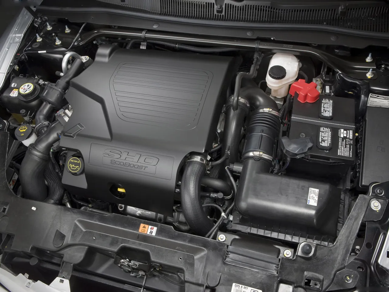 Ford Taurus SHO (2010) – motorový prostor