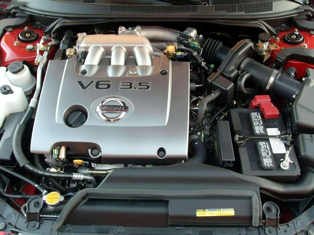 Nissan Altima SER (2005) – motorový prostor
