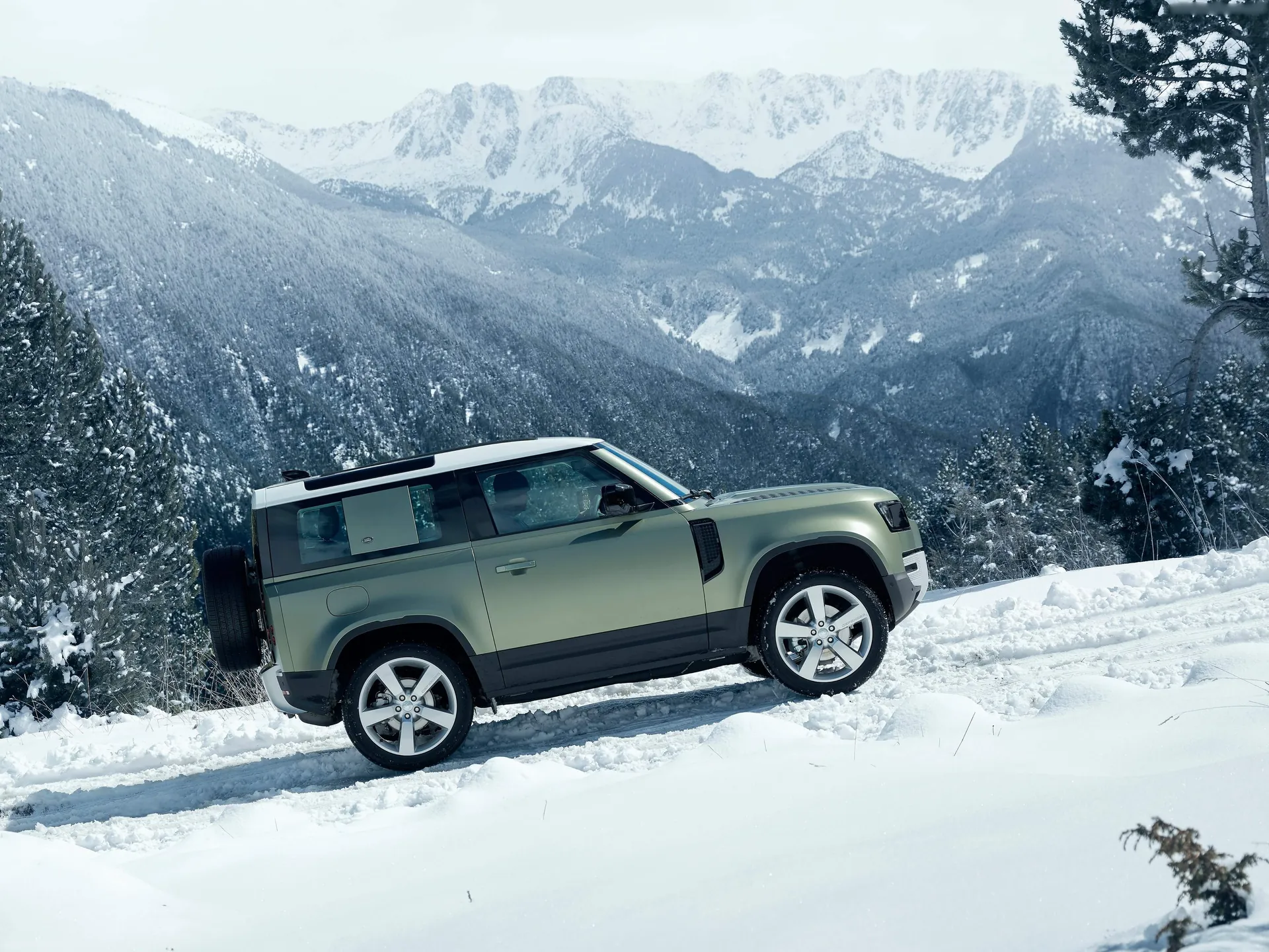 Land Rover Defender 90 (2020) - Side Profile