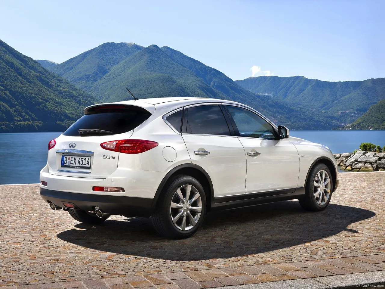 Infiniti EX30d (2011) – zadní tříčtvrteční pohled
