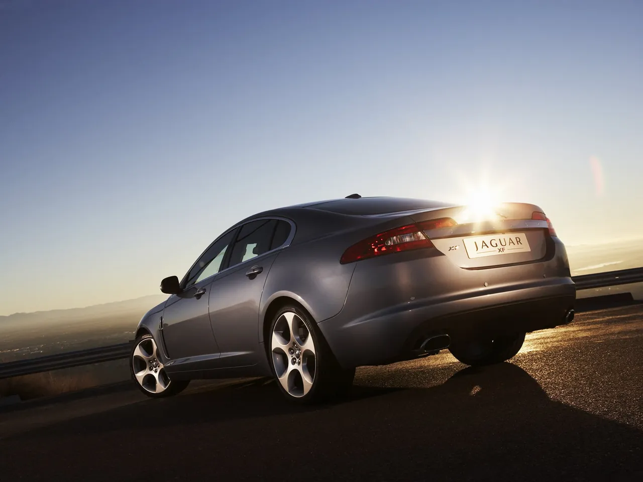 Jaguar XF (2009) – zadní tříčtvrteční pohled