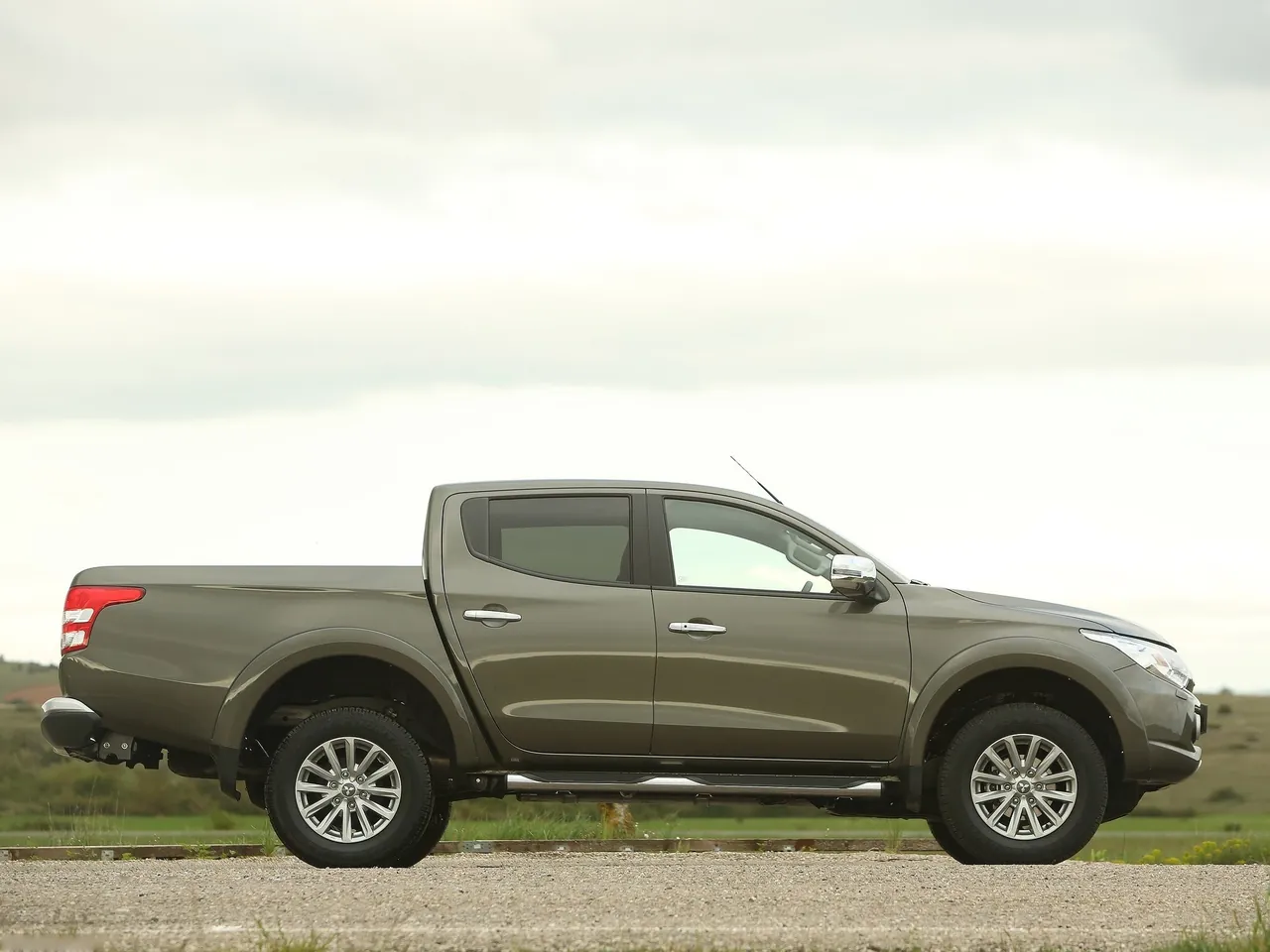 Mitsubishi L200 (2016) – boční profil