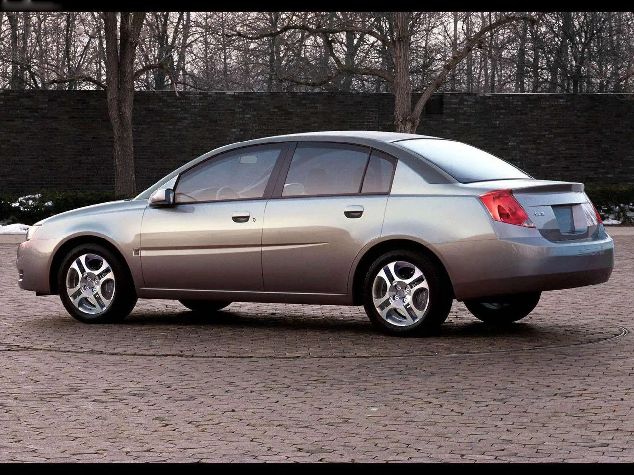 Saturn ION Sedan (2003) – zadní tříčtvrteční pohled