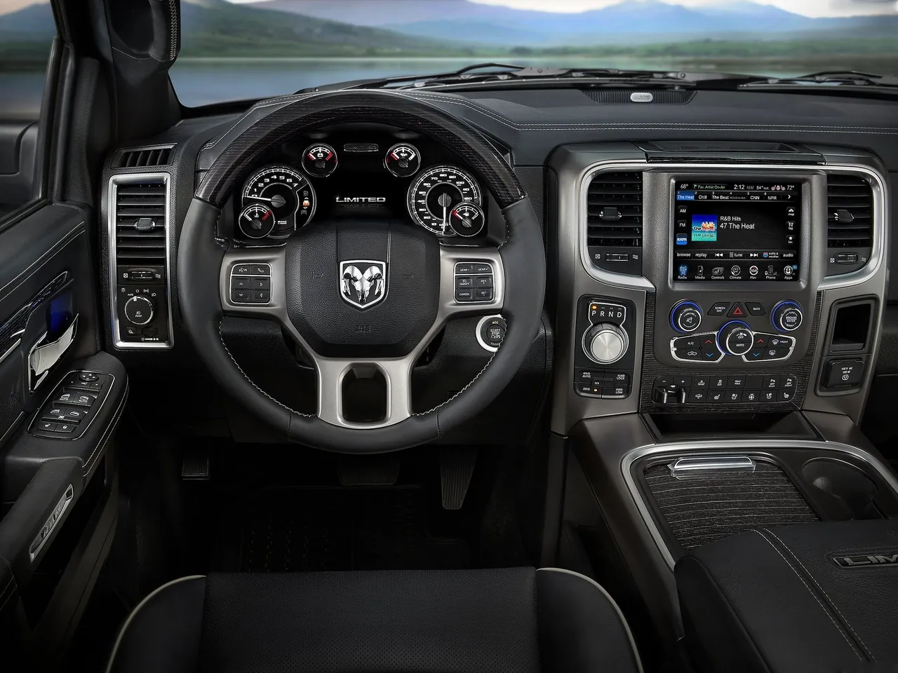 Ram 1500 Laramie Limited (2015) – interiér