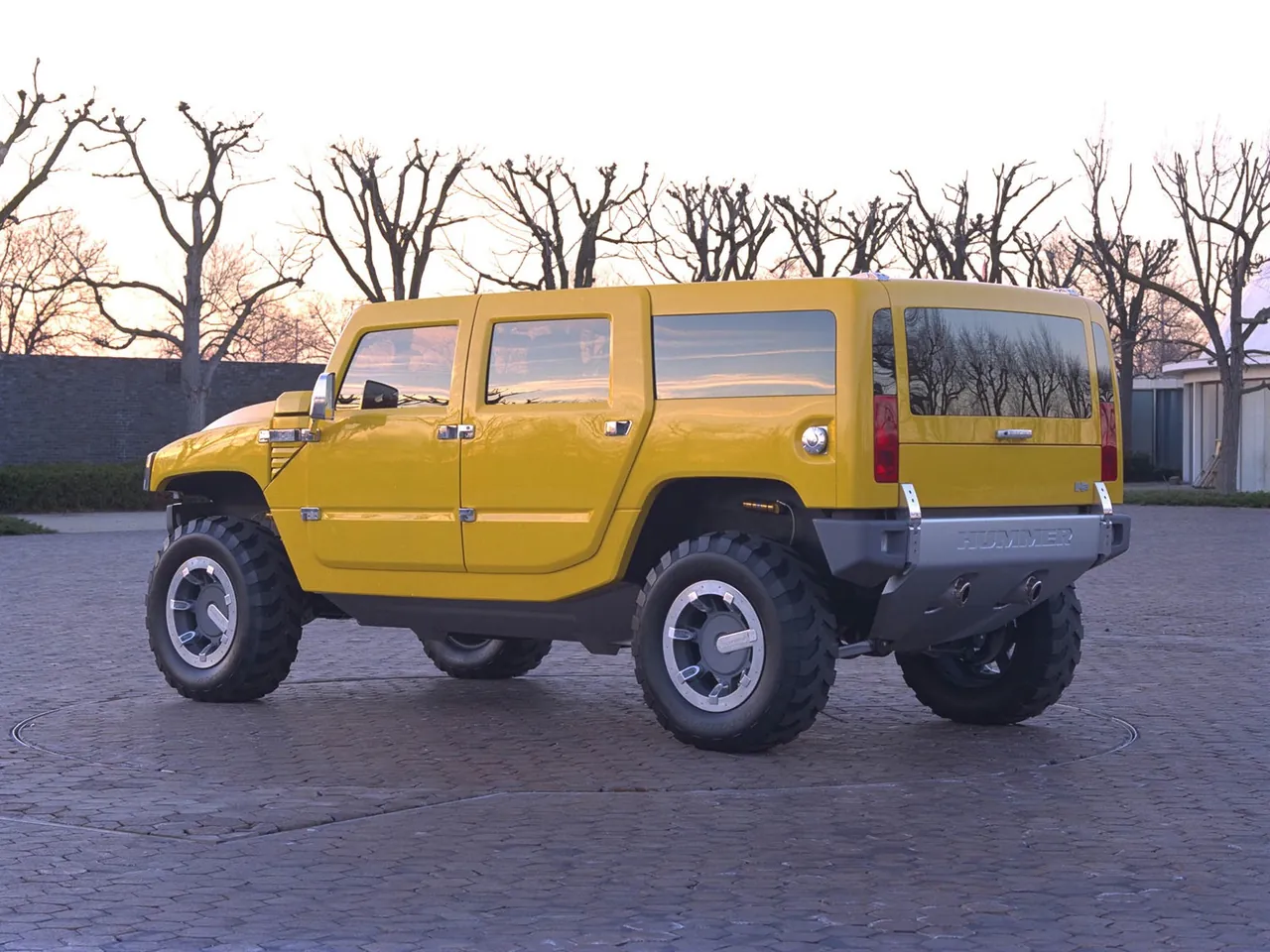 Hummer H2 SUV Concept (2002) – zadní tříčtvrteční pohled