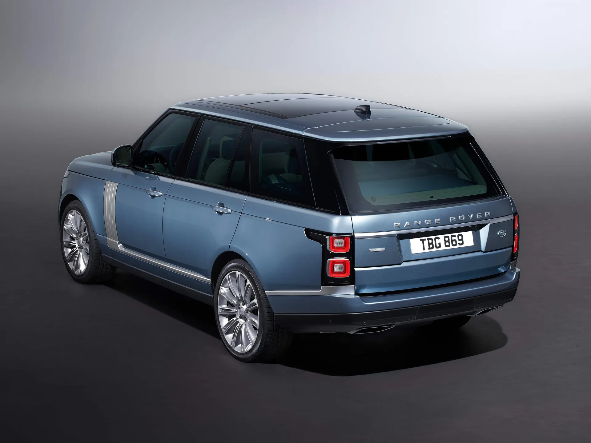 Land Rover Range Rover (2018) - Rear Three-Quarter